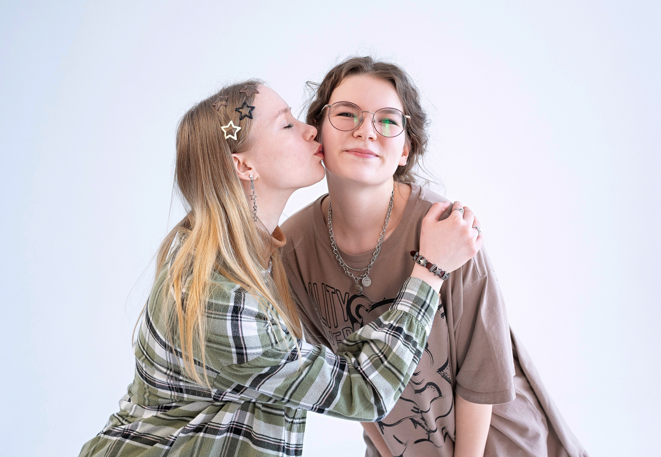 Выпускная фотосессия для выпускного класса в фотостудии на циклораме в Сургуте