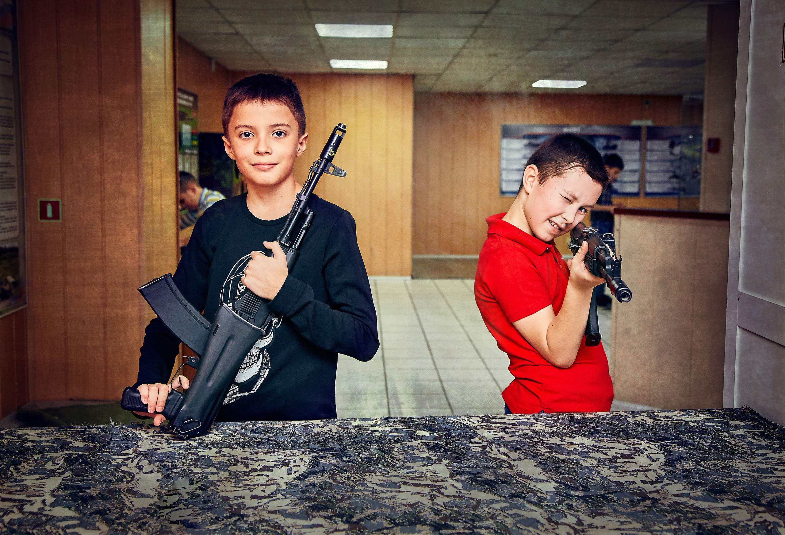 Мальчики стреляют из автоматов