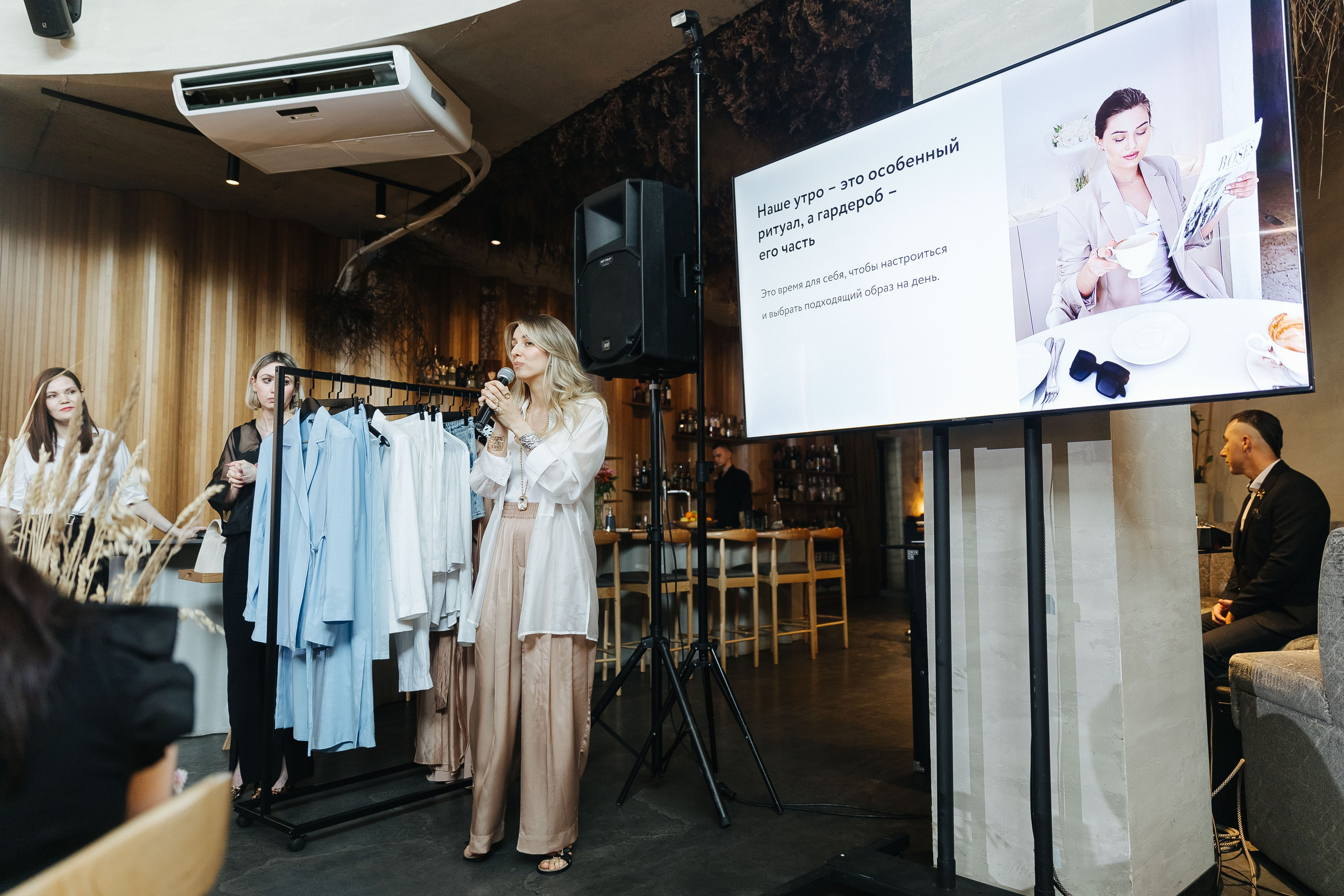 Презентация открытия магазина женской одежды GLVR в ресторане Fresco. Фотограф в Красноярске Надежда Воскресенская