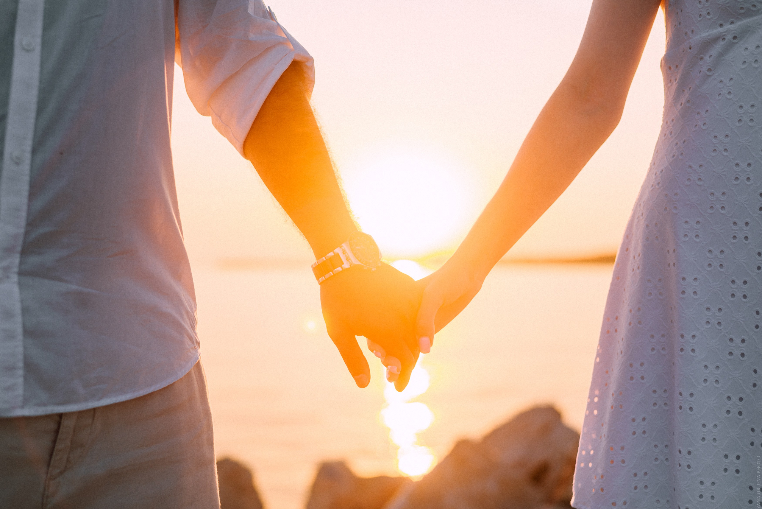 фото рук на фоне заката