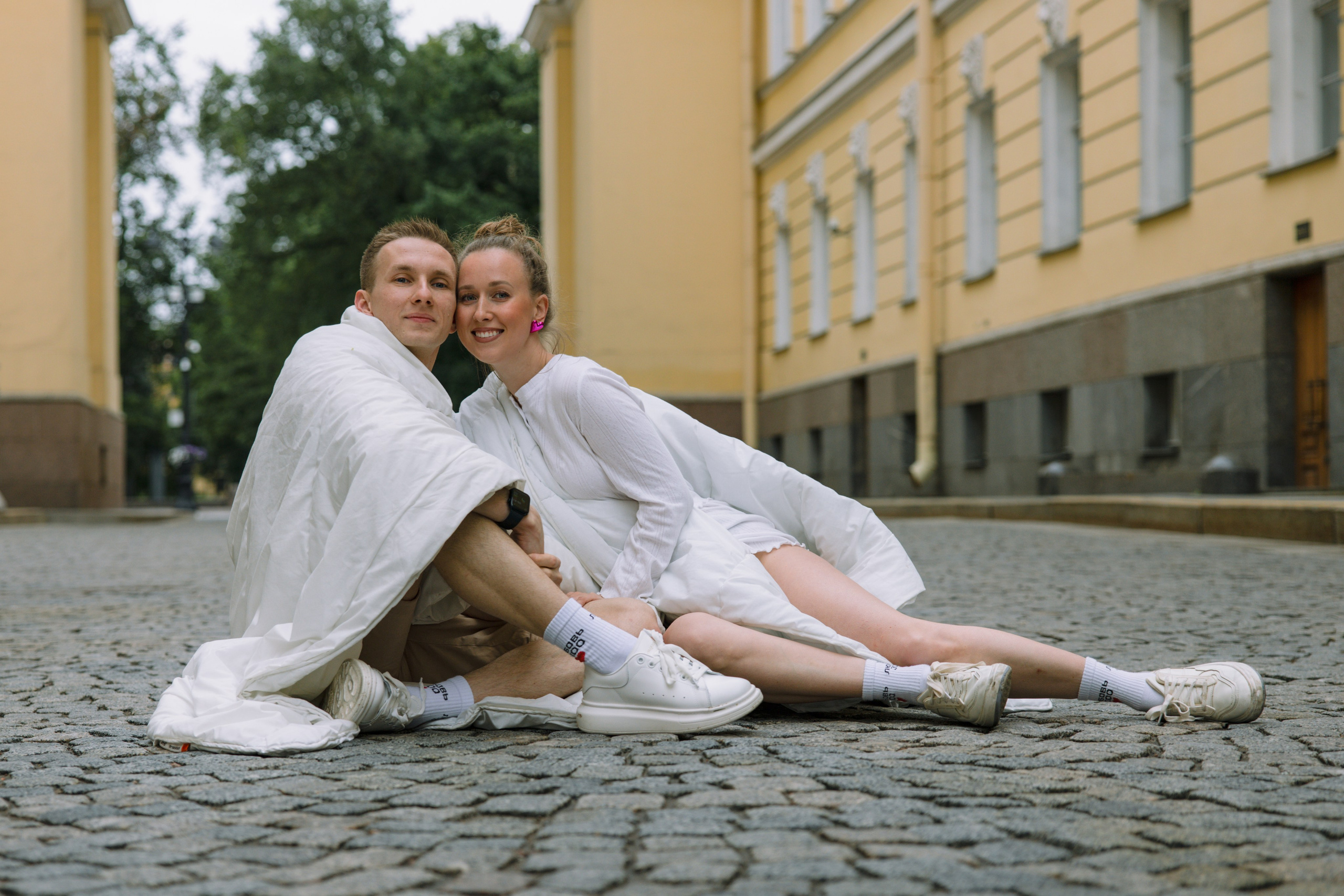 Лавстори прогулка в одеялах по ночному городу летом в Санкт-Петербурге. Фотограф в Санкт-Петербурге Вагнер Юлия