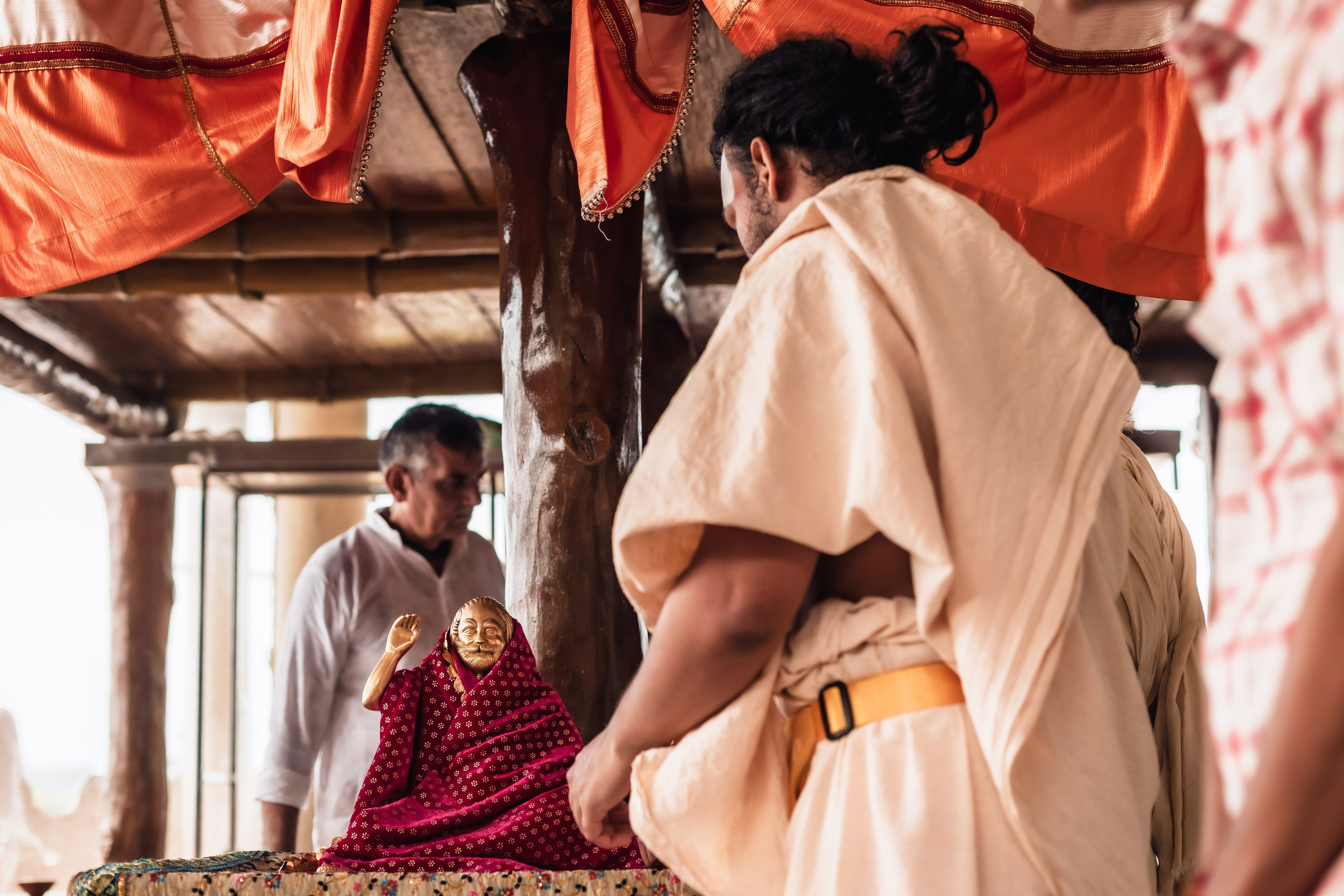 Abhisheka Devraha Baba on Sri Devdas ji maharaj bd. Mariam Bagdasaryan