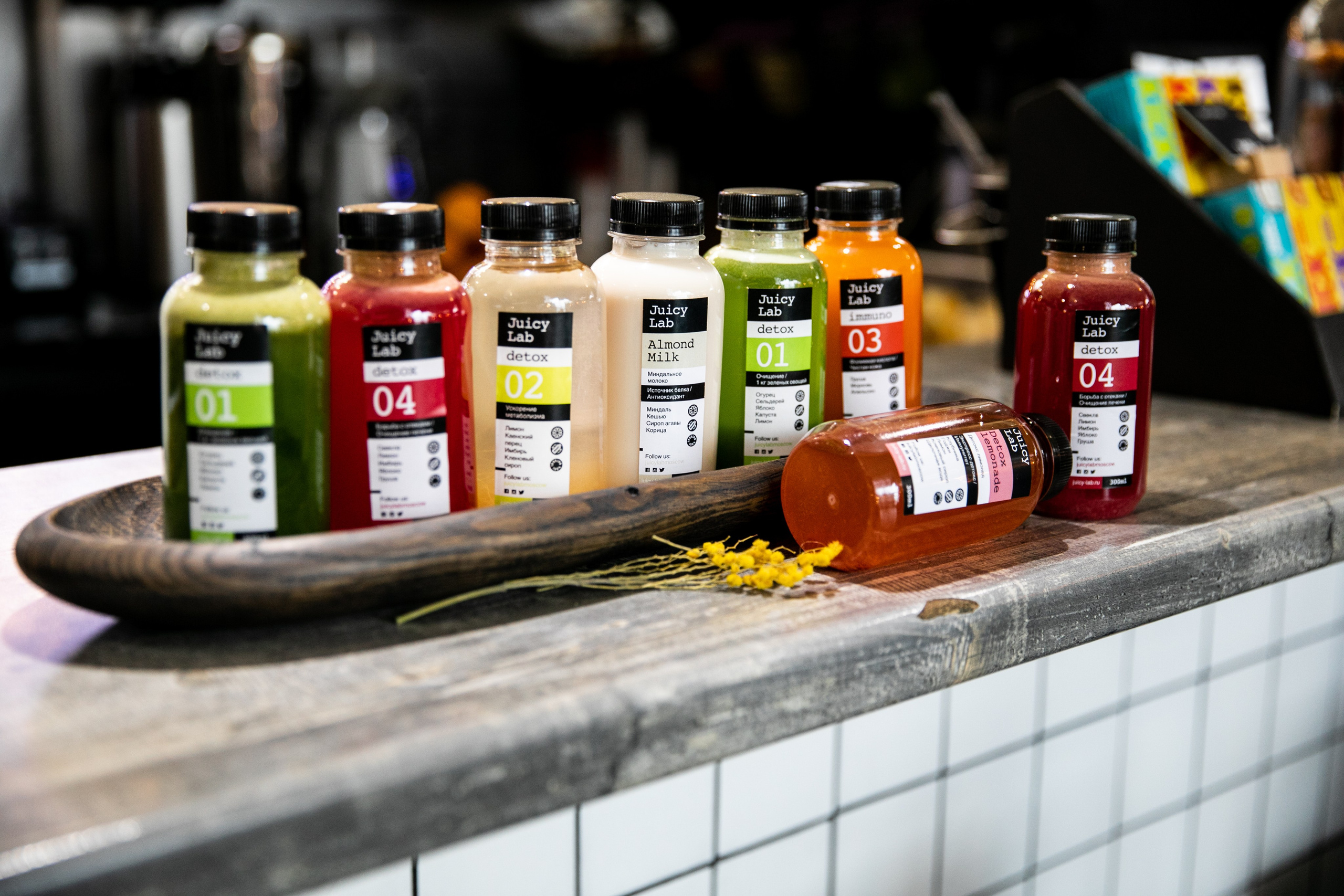 We did several photo shoots for this brand at a real farmer's market. At stalls with fruits and herbs, flowers, vegetables fish and shrimp. For a few years now, this brand has been living with my photos and successfully growing.