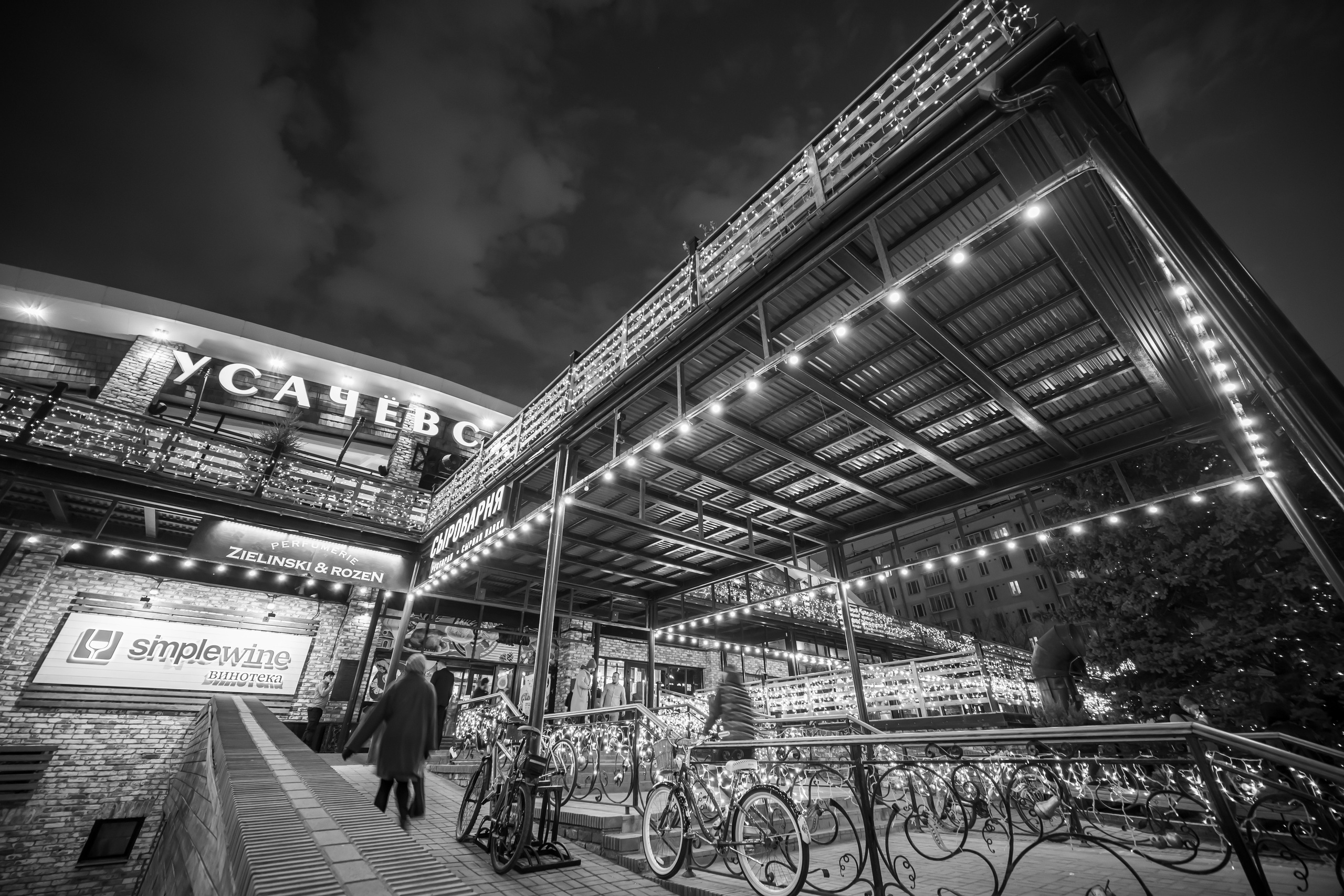 Усачёвский рынок вечером