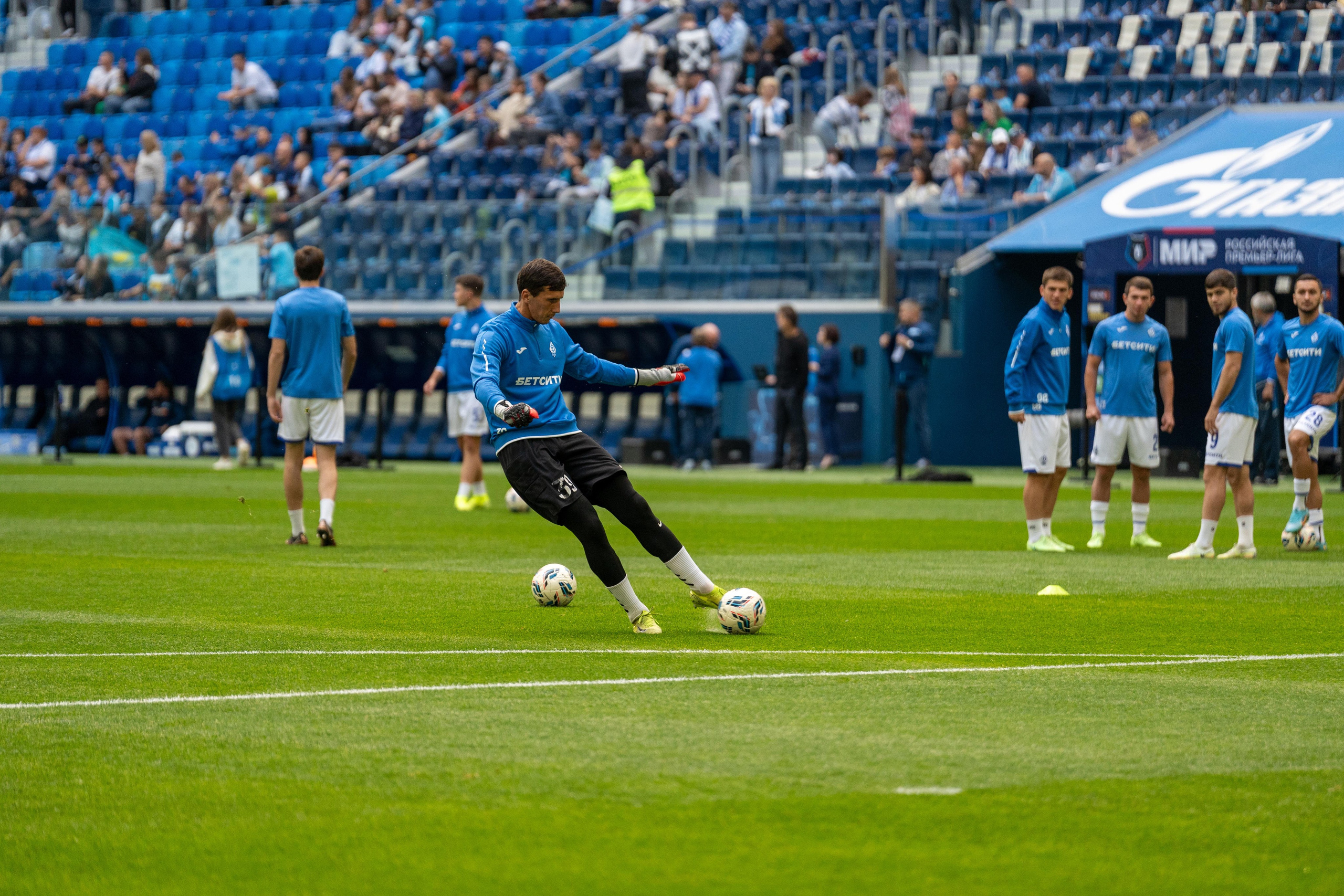 Вратарь «Динамо» готовится к удару, спортивный фотограф Санкт-Петербург