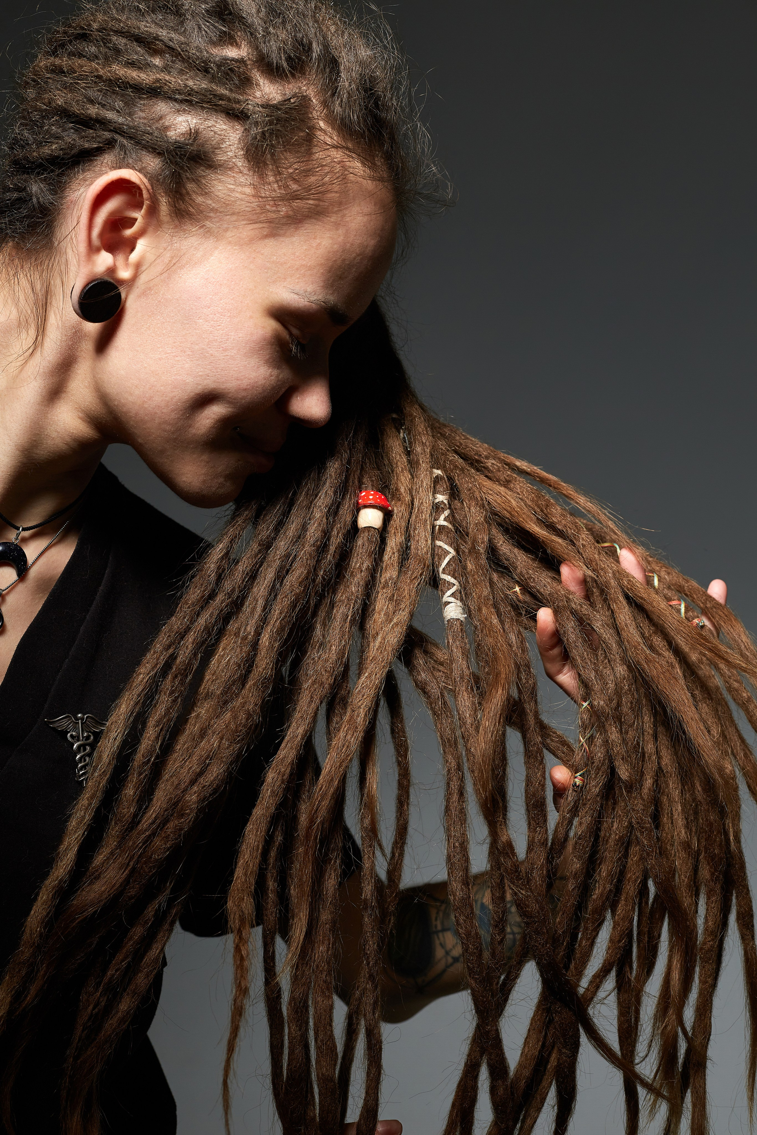 Девушка с дредами и серой кошкой на руках – студийный портрет, профессиональная фотосессия в Пензе.