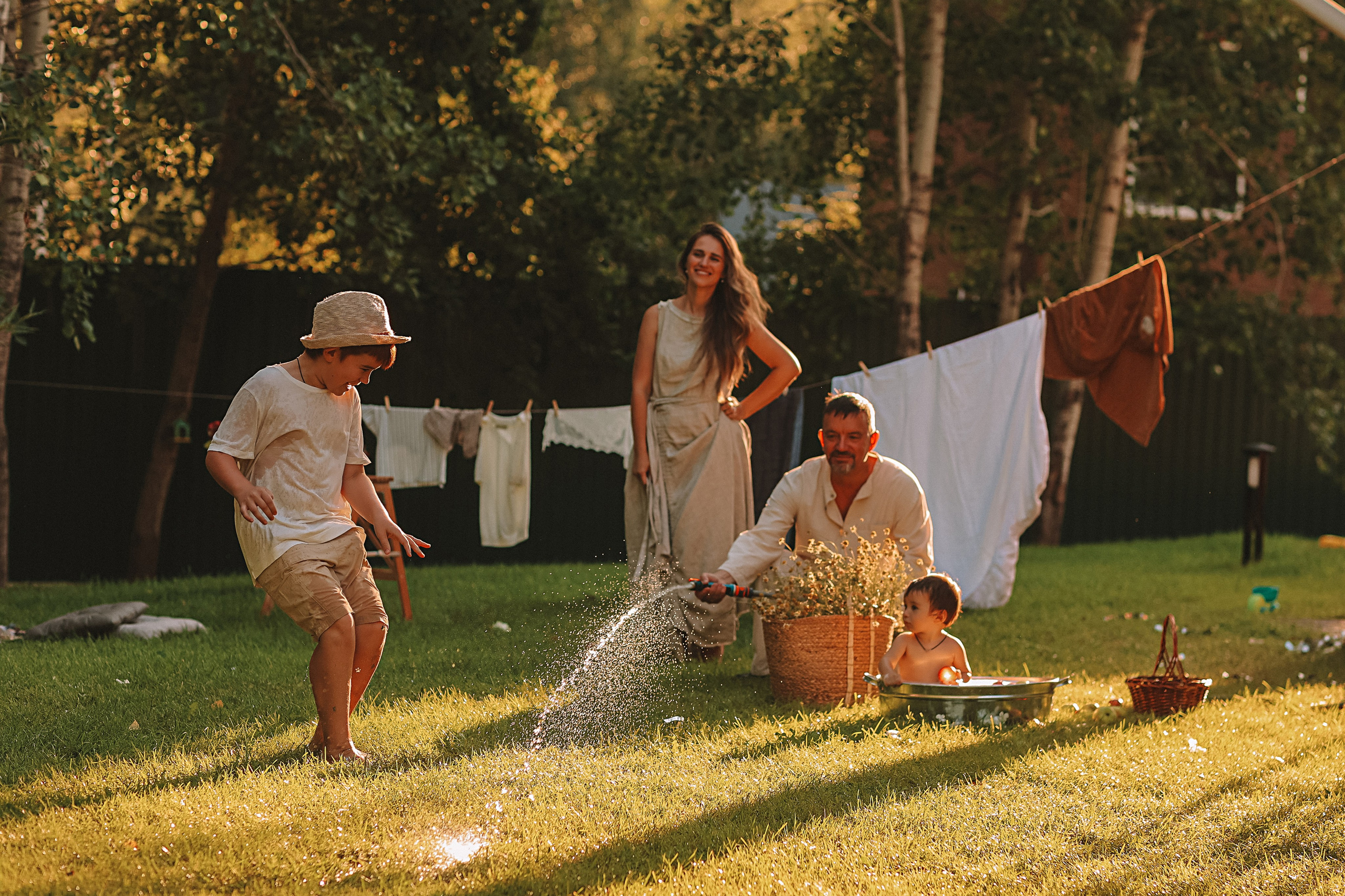 Стирка у дома. Семейный фотограф Тюмень, фотограф на роды Салмина Мария