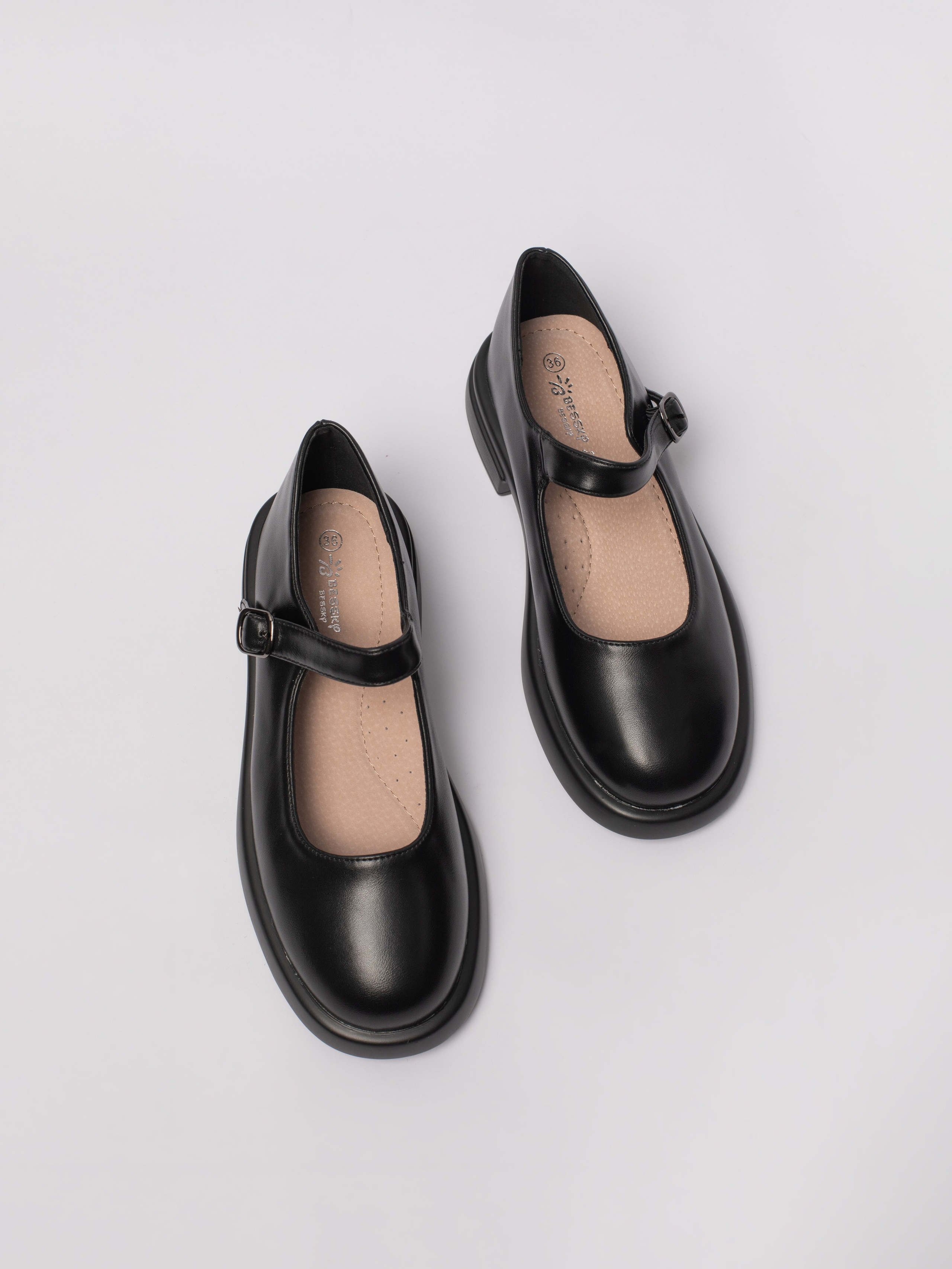 Школьные туфли. Фотостудия предметной и модельной съёмки для маркетплейсов