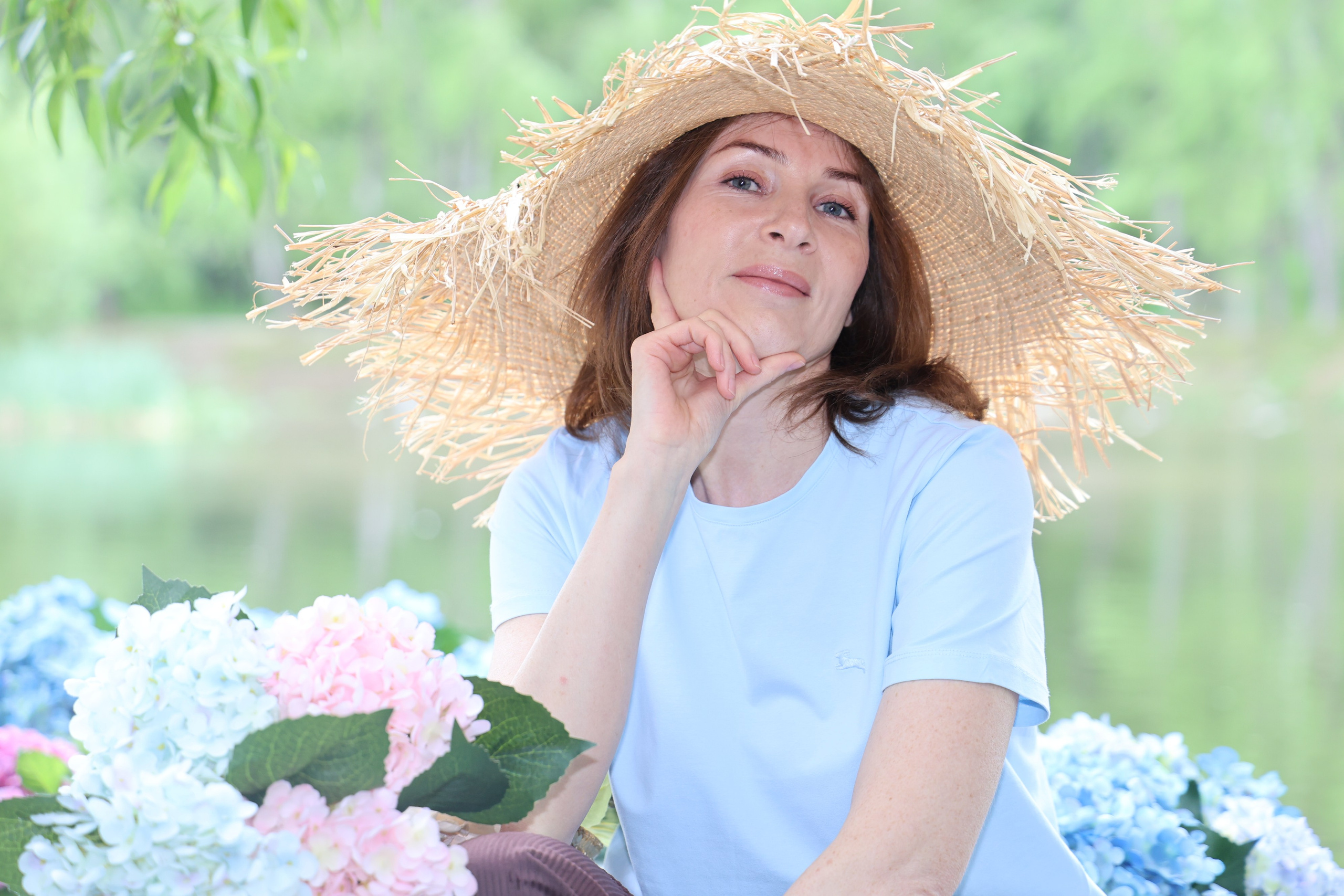 Фотосессия в лодке, лодка, озеро, платье, книга, шляпа, зонт, перчатки, весла, лето. Свадебный, семейный, женский и детский фотограф из Екатеринбурга