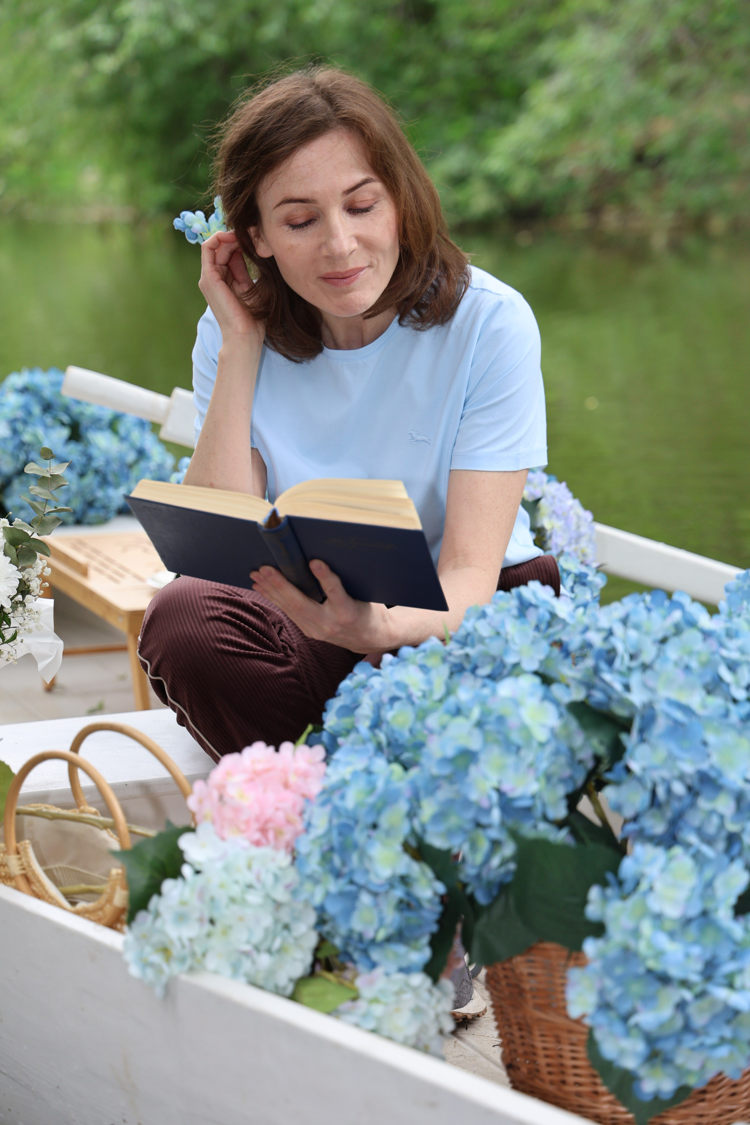 Фотосессия в лодке, лодка, озеро, платье, книга, шляпа, зонт, перчатки, весла, лето. Свадебный, семейный, женский и детский фотограф из Екатеринбурга