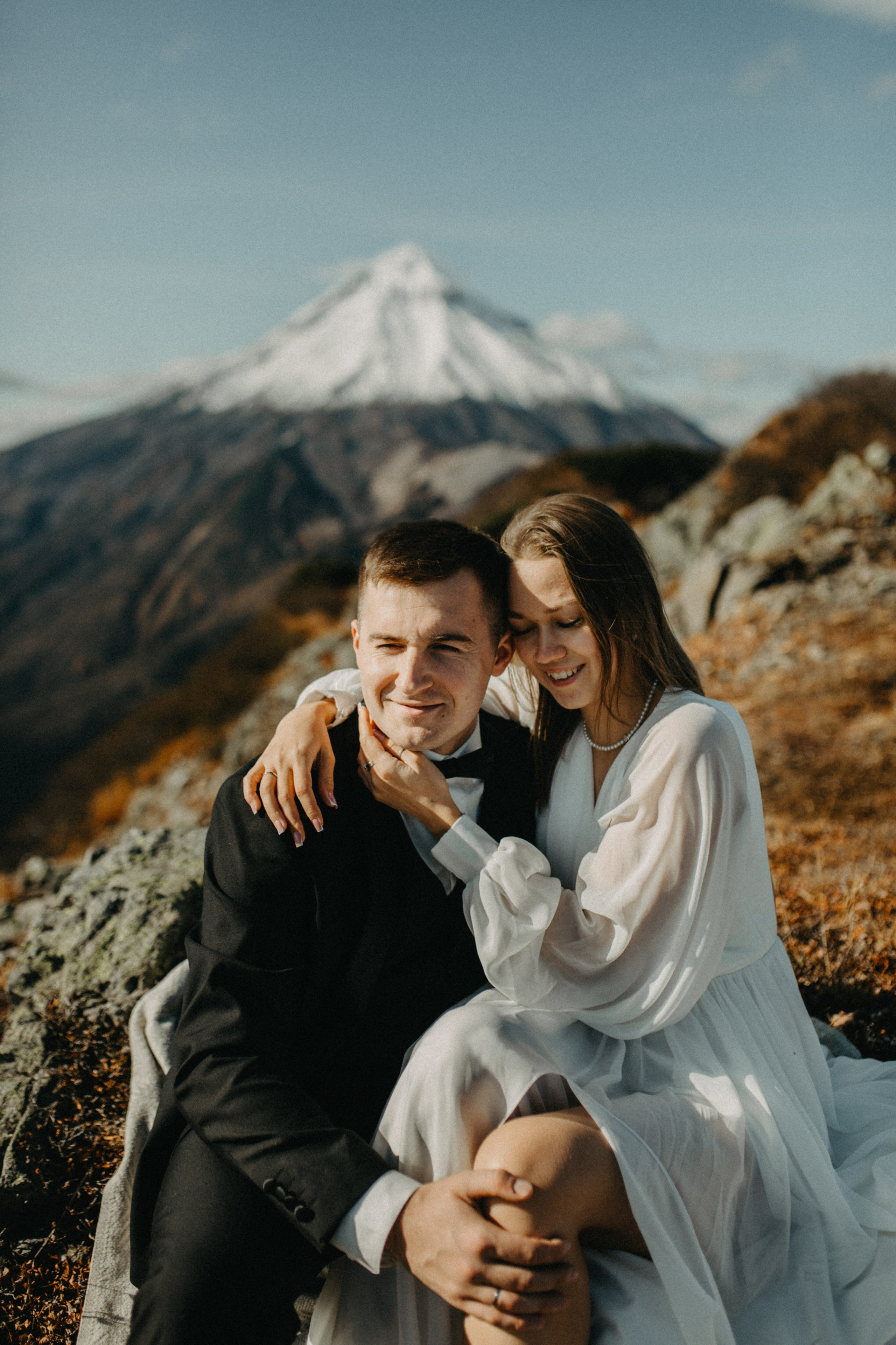 Вертолетный полет Бухта Жировая. Свадебное фото и видео на Камчатке. Туристические маршруты