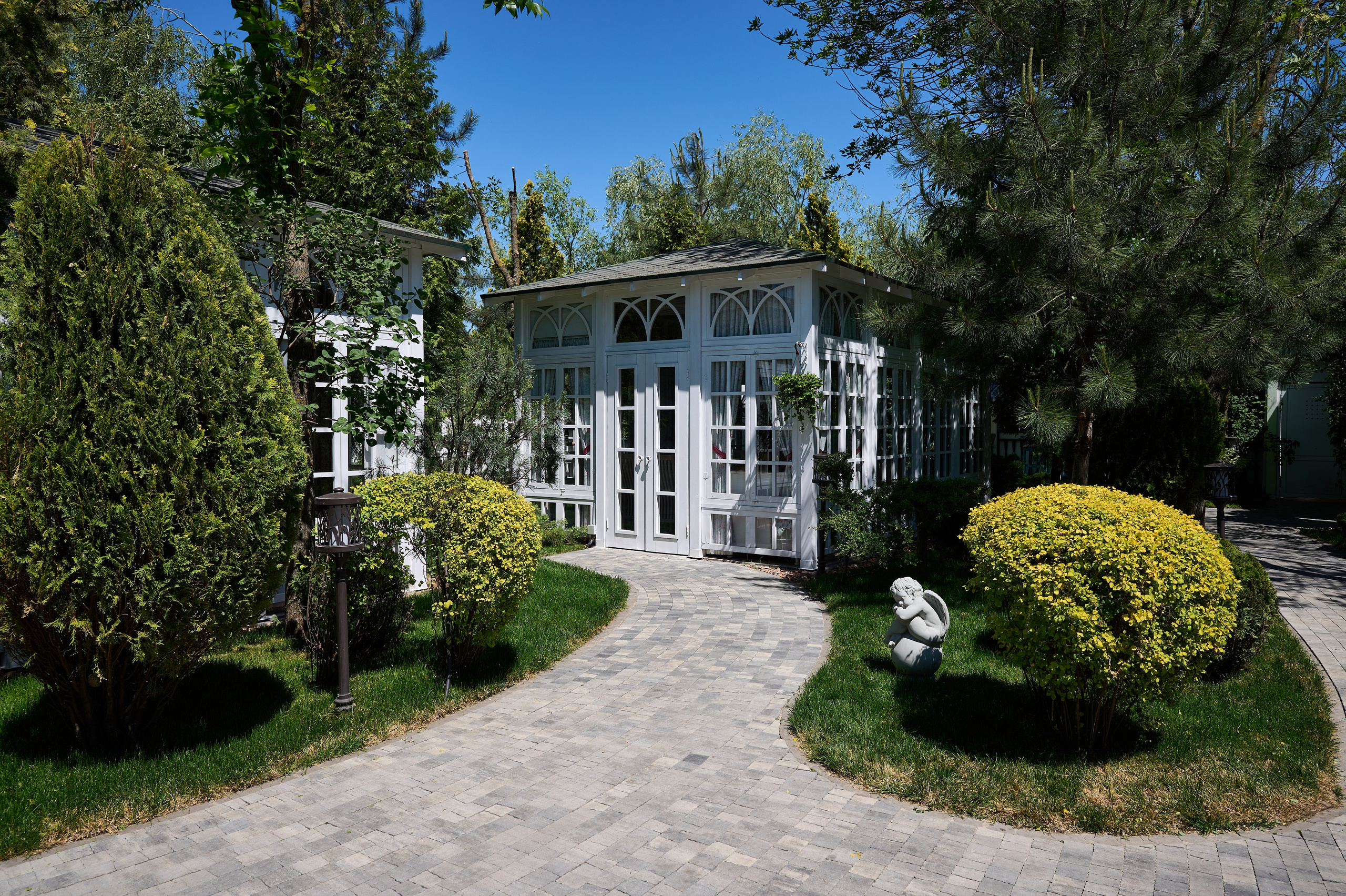 Съемка сада с беседками для контента ресторана