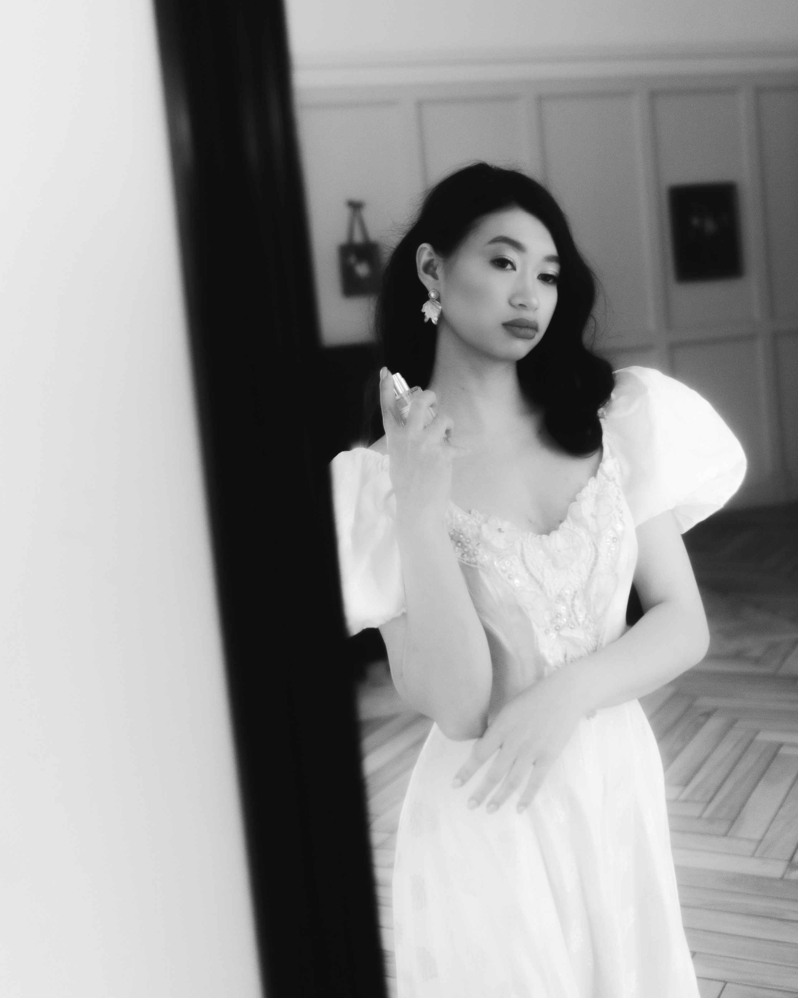 Черно-белый портрет невесты у зеркала,fine art свадебная фотография