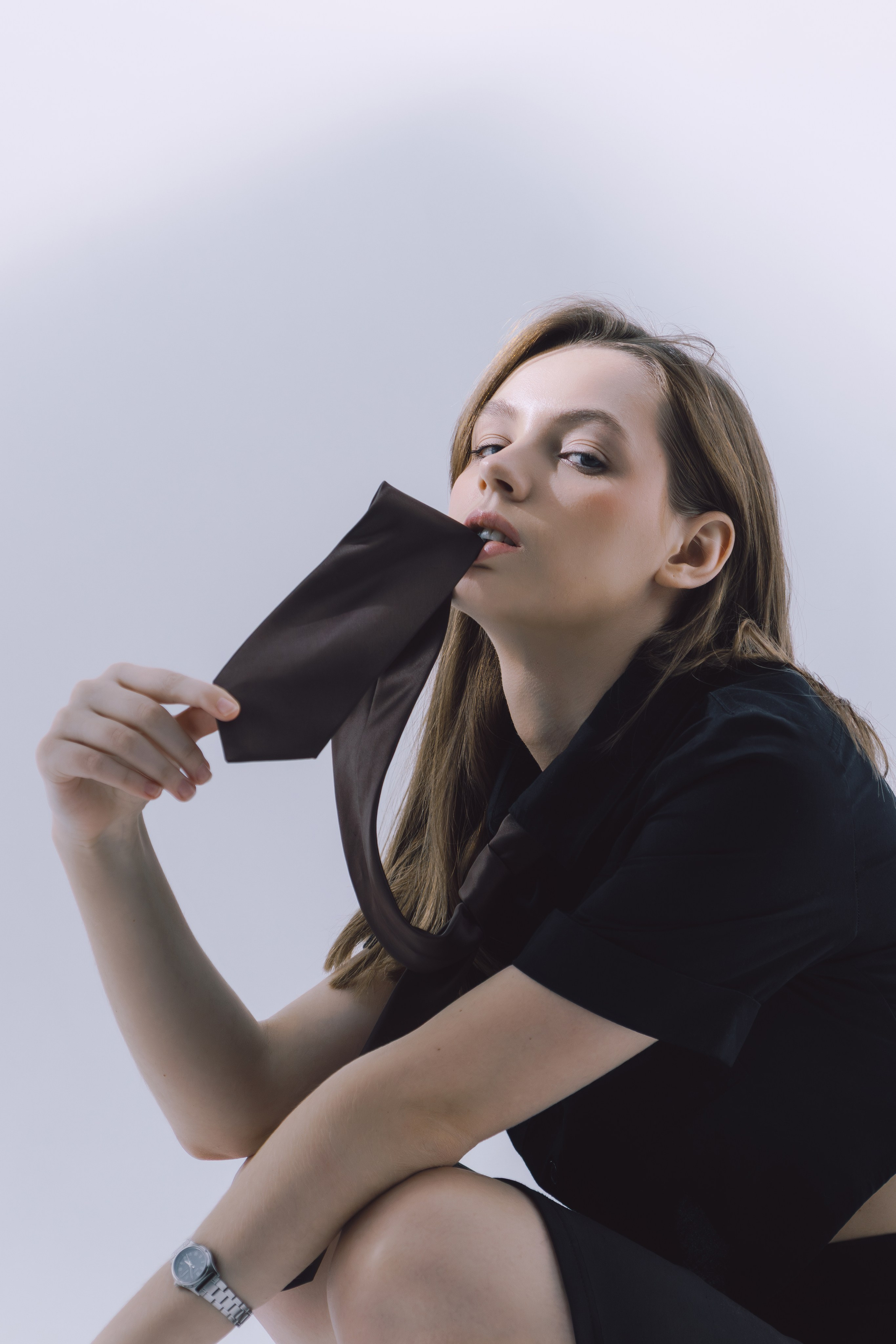 Элегантность в деталях: фотосессия модели в чёрном с акцентом на обувь.