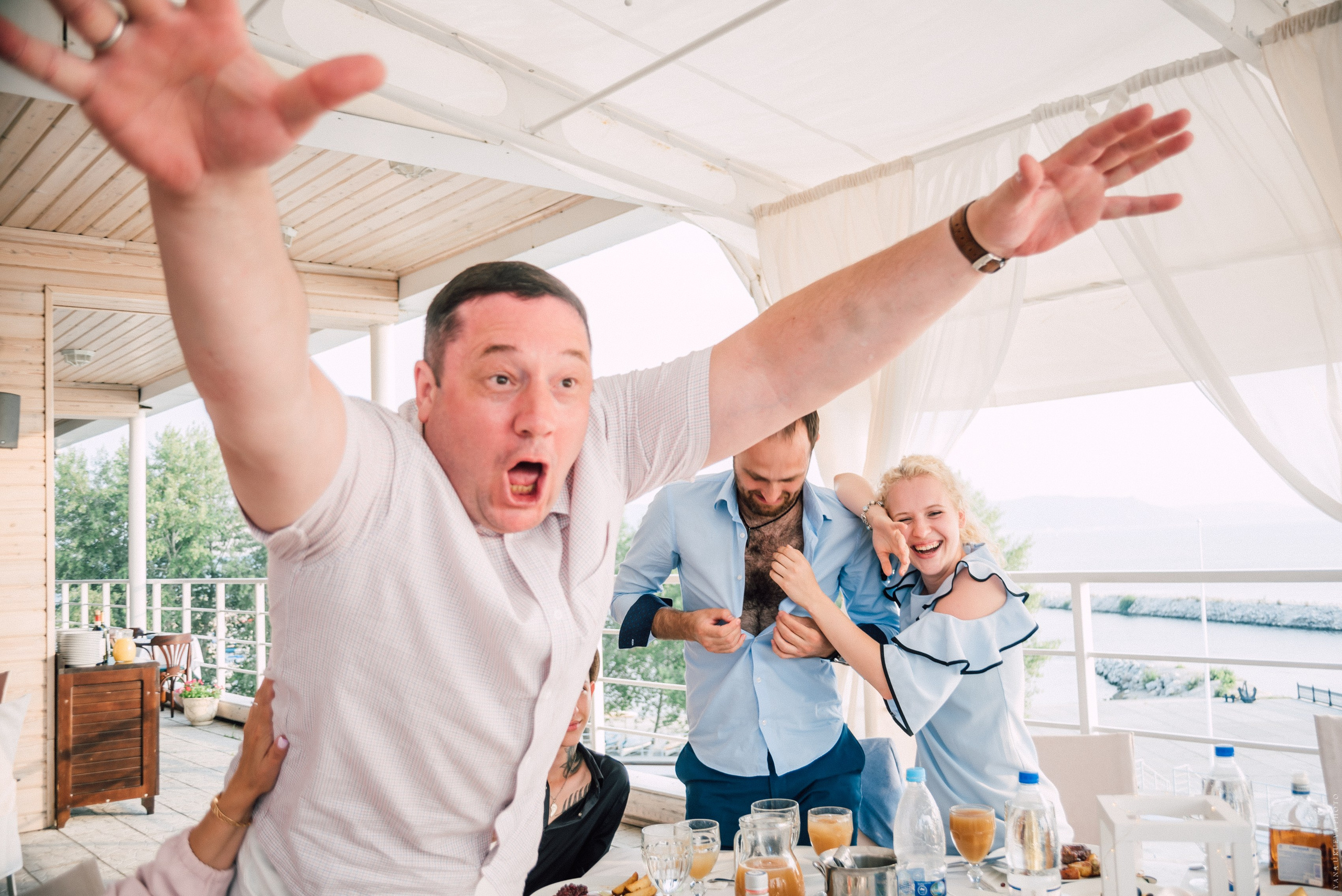 Веселый гость прыгает на свадьбе