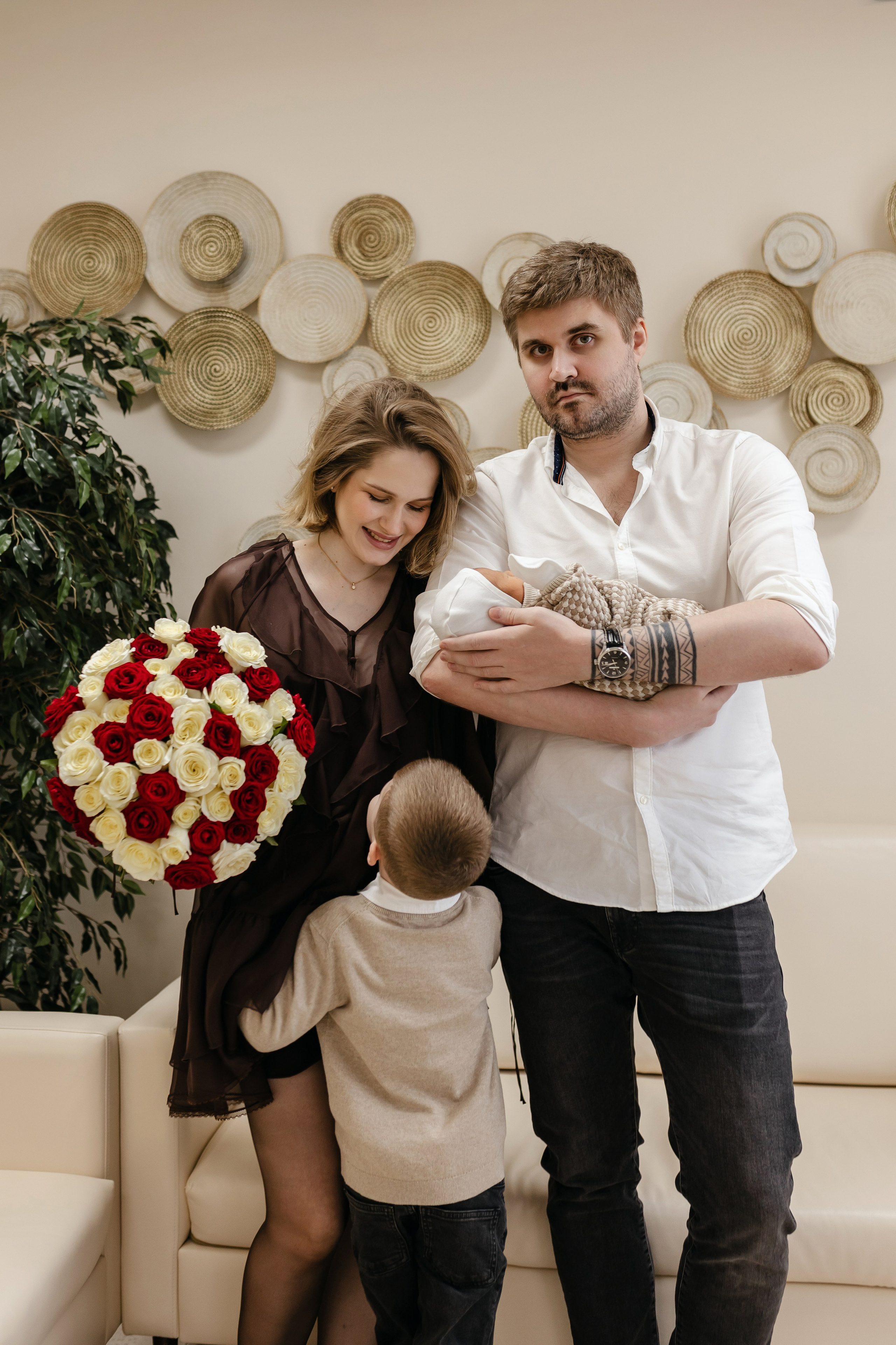 Фотограф на выписку из роддома в Краснодаре, выписка из Екатерининского роддома, фотограф Яна Морева. Семейный фотограф в Краснодаре Яна Морева