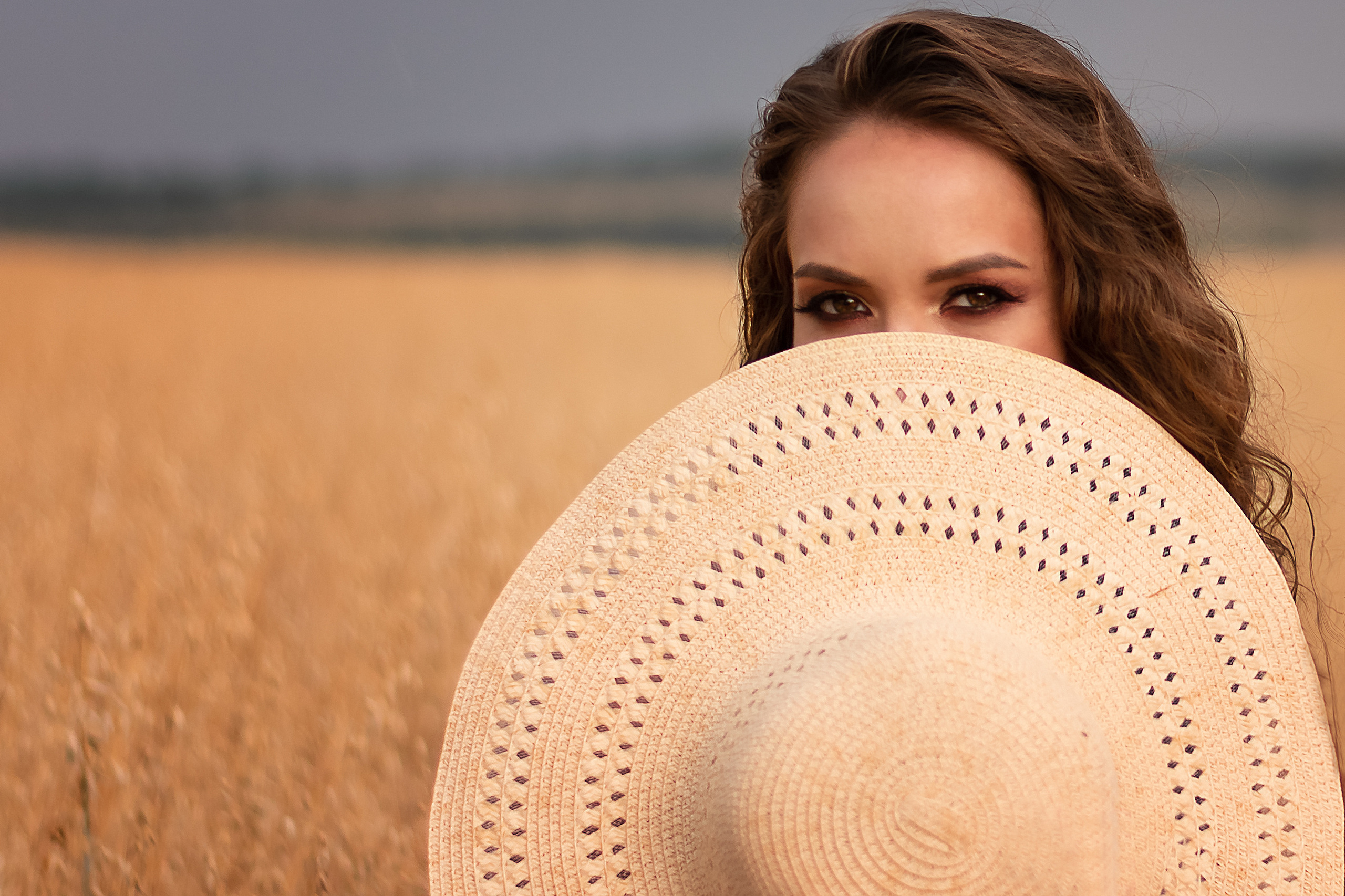 в полях, женский портрет в полях, девушка в шляпе