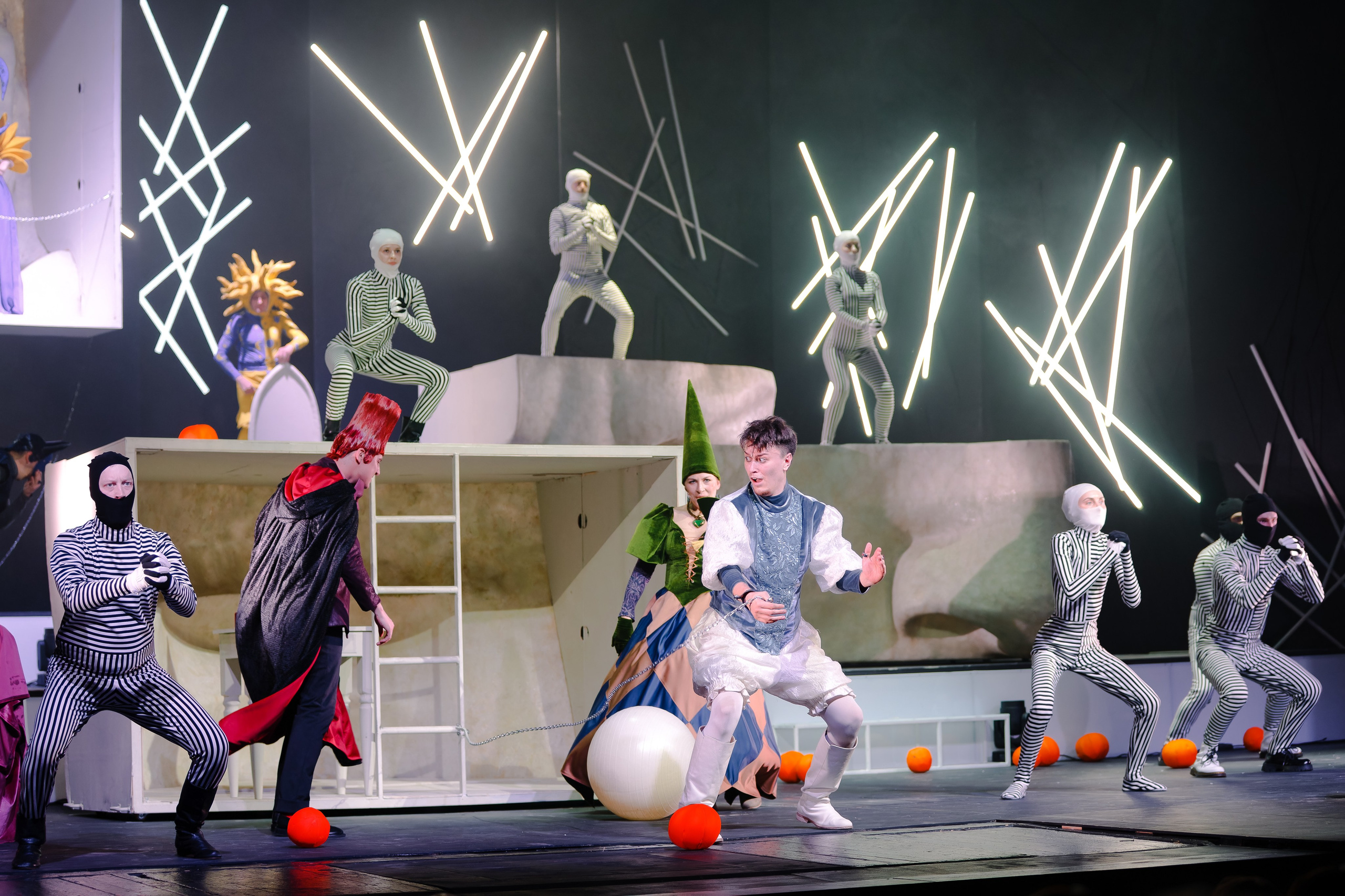 Любовь к трем апельсинам_Чехов Центр. Фотограф. г. Южно-Сахалинск. Олег Толстов