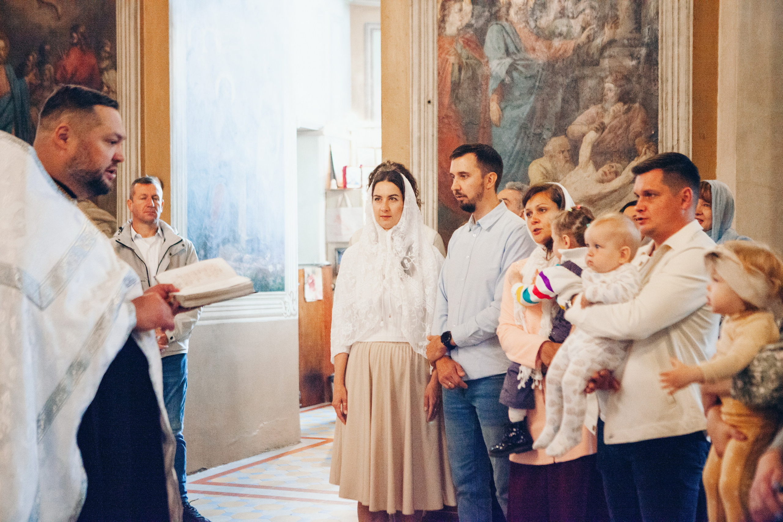 Крещение ребенка в церкви. Фотограф Ольга Ефремова