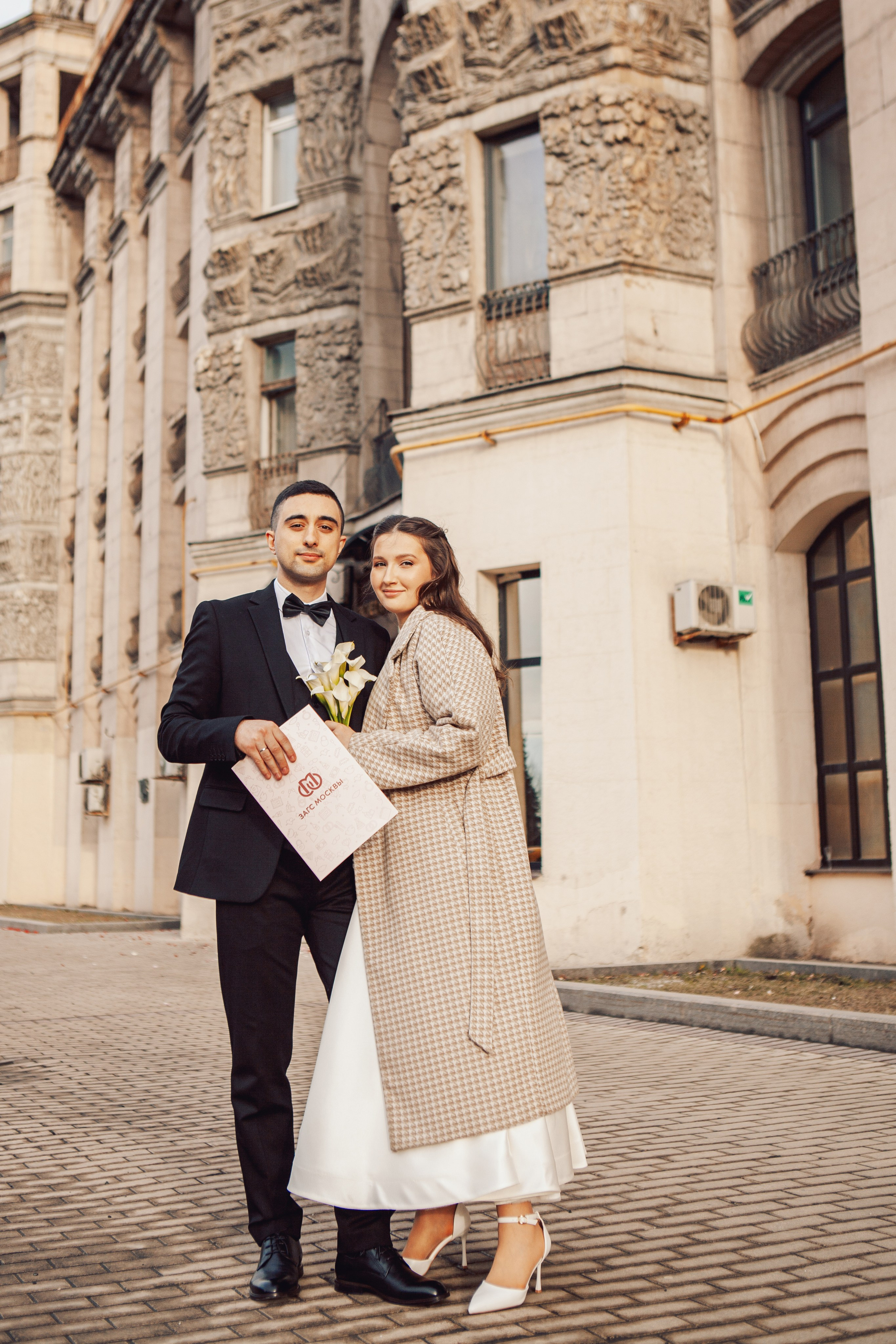 Кутузовский ЗАГС снаружи и молодожены