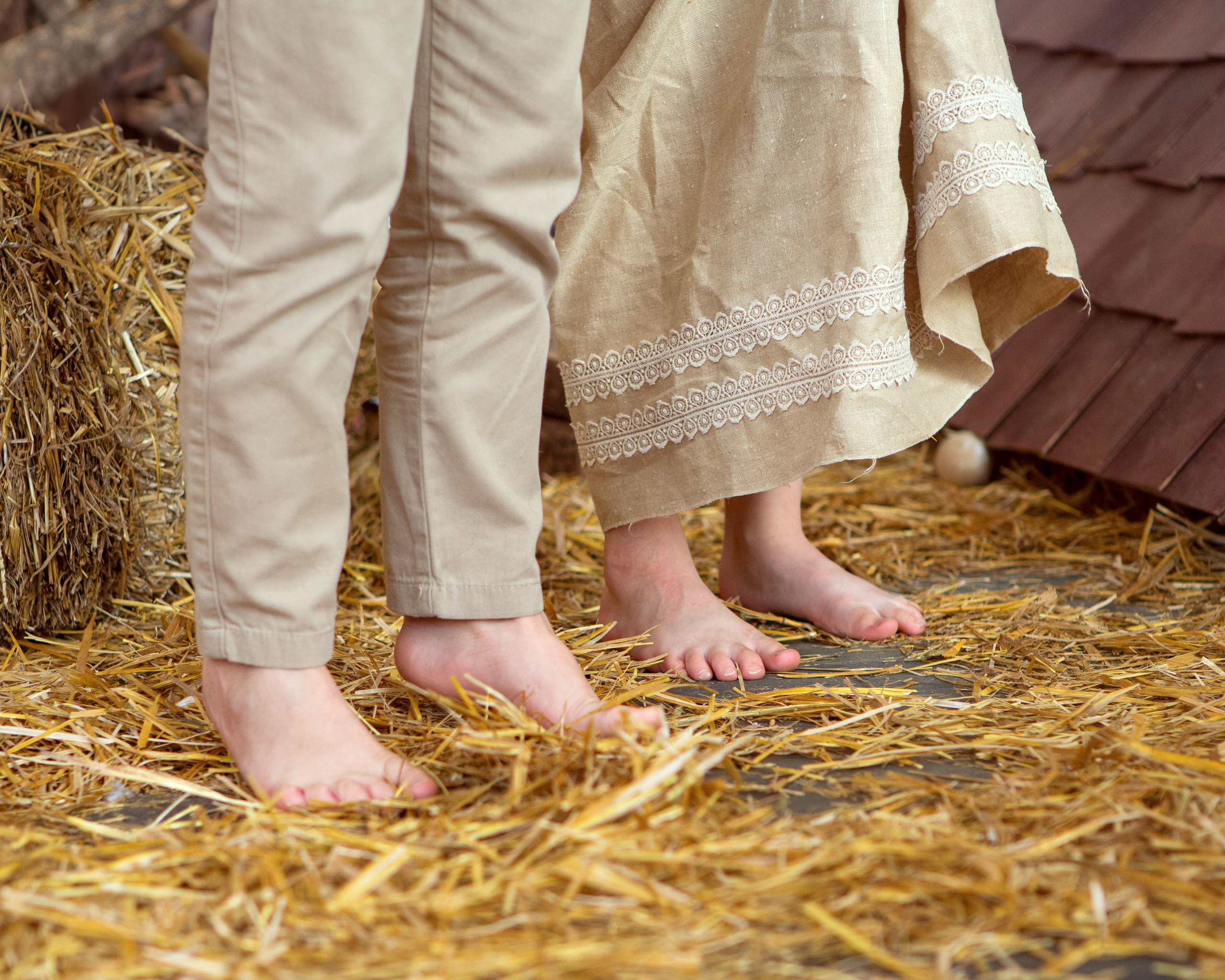 Детские ножки на сене