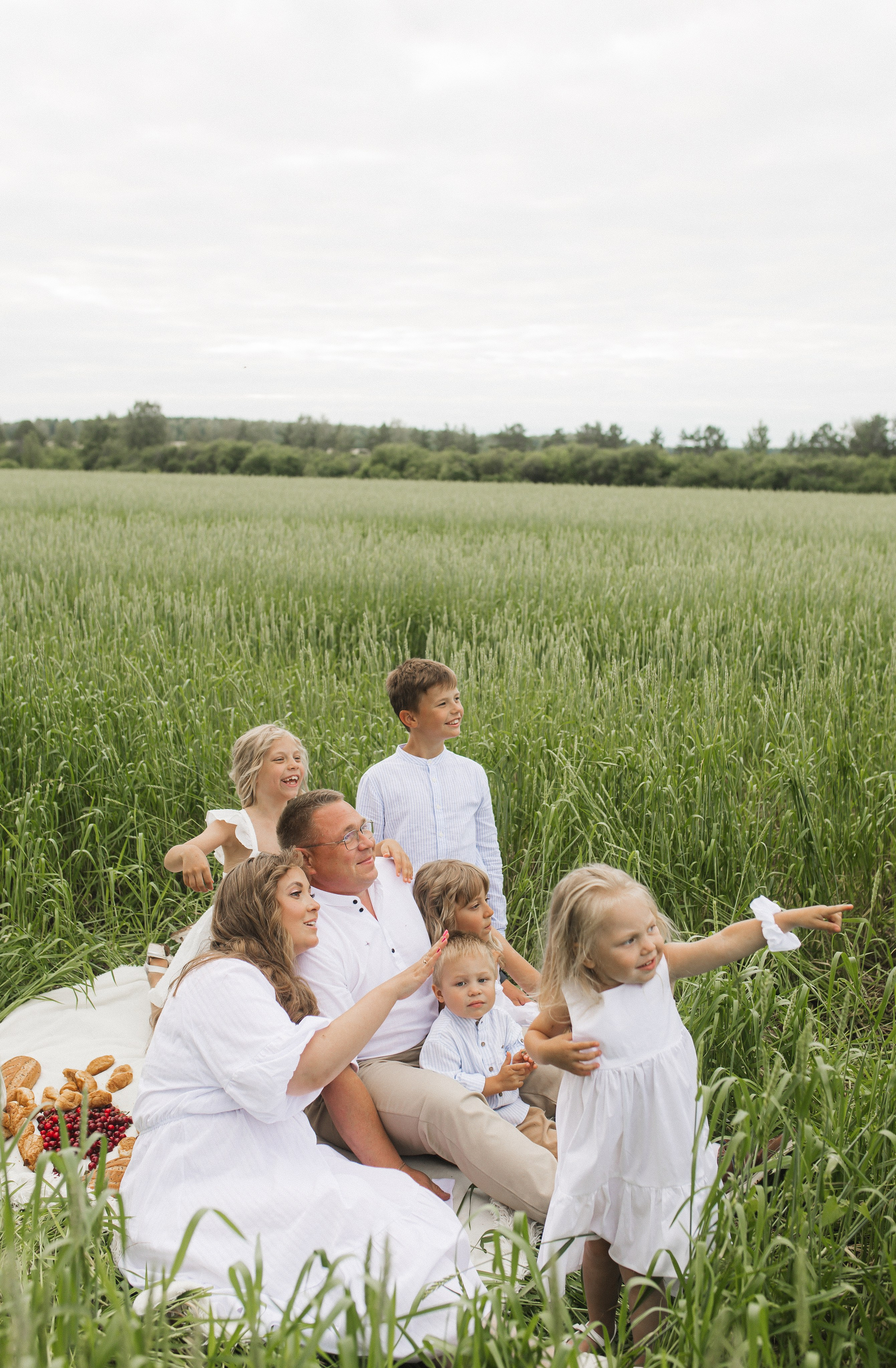 Маша и Миша и их веселая компания (пикник в поле). Семейный и свадебный фотограф в Екатеринбурге Орлова Ирина