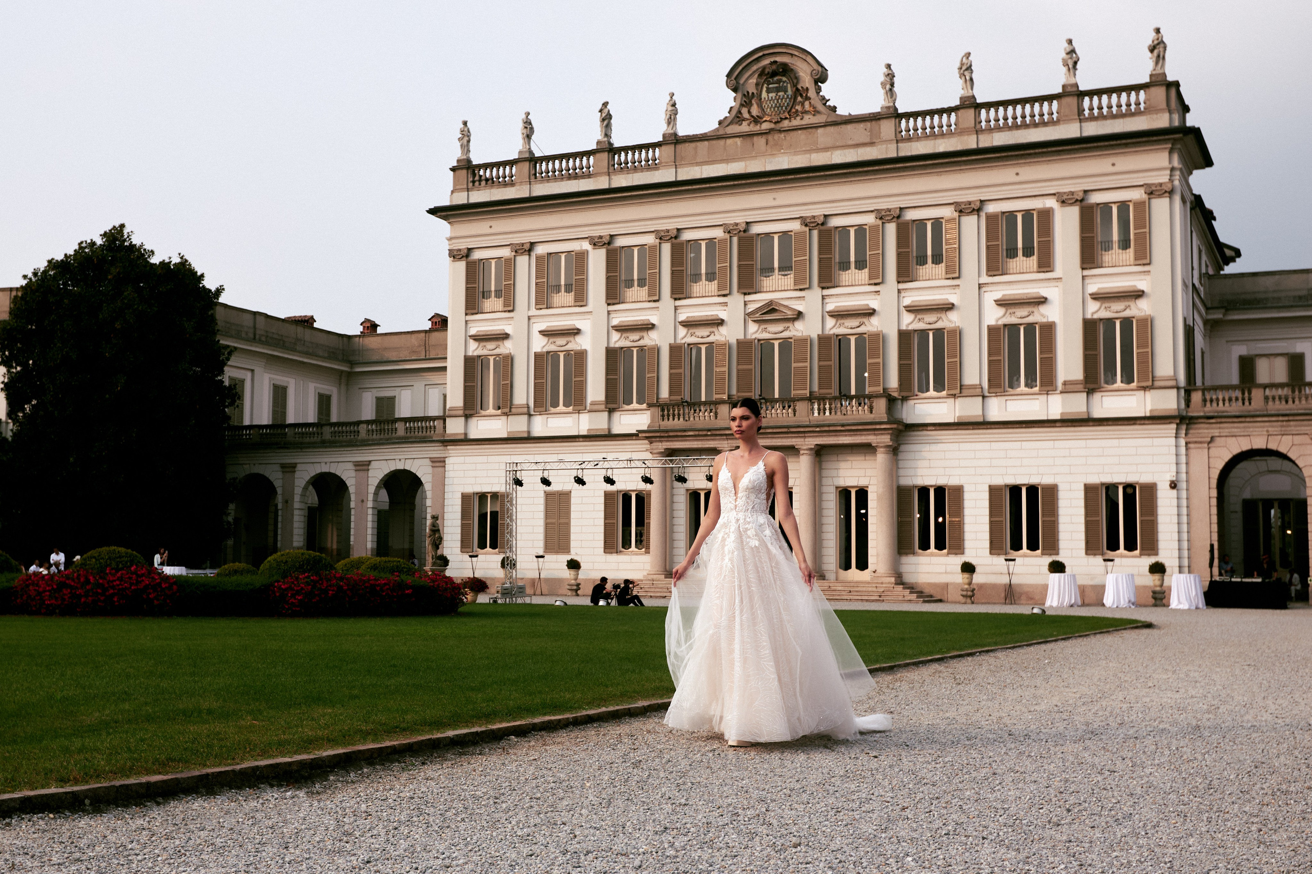 White Wedding Platform Runaway 2023 Milano. Photographer & Videographer in Barcelona
