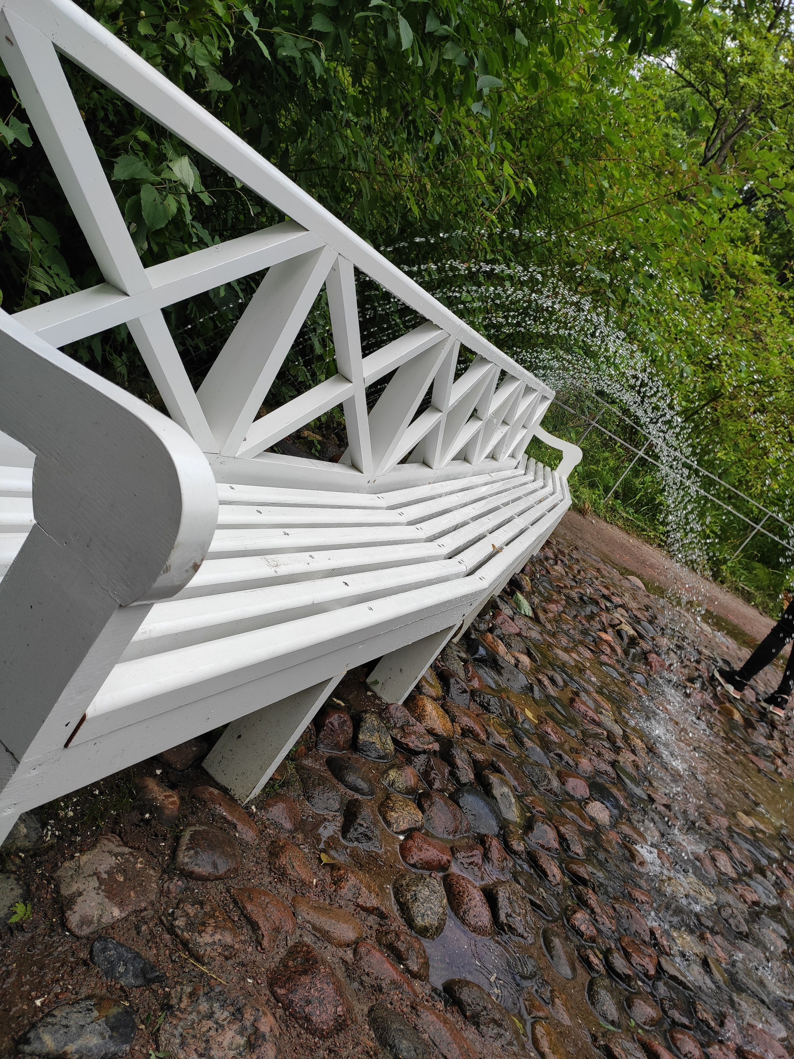 Погуляли в Петергофе. Шутихи выключены, дворец закрыт.