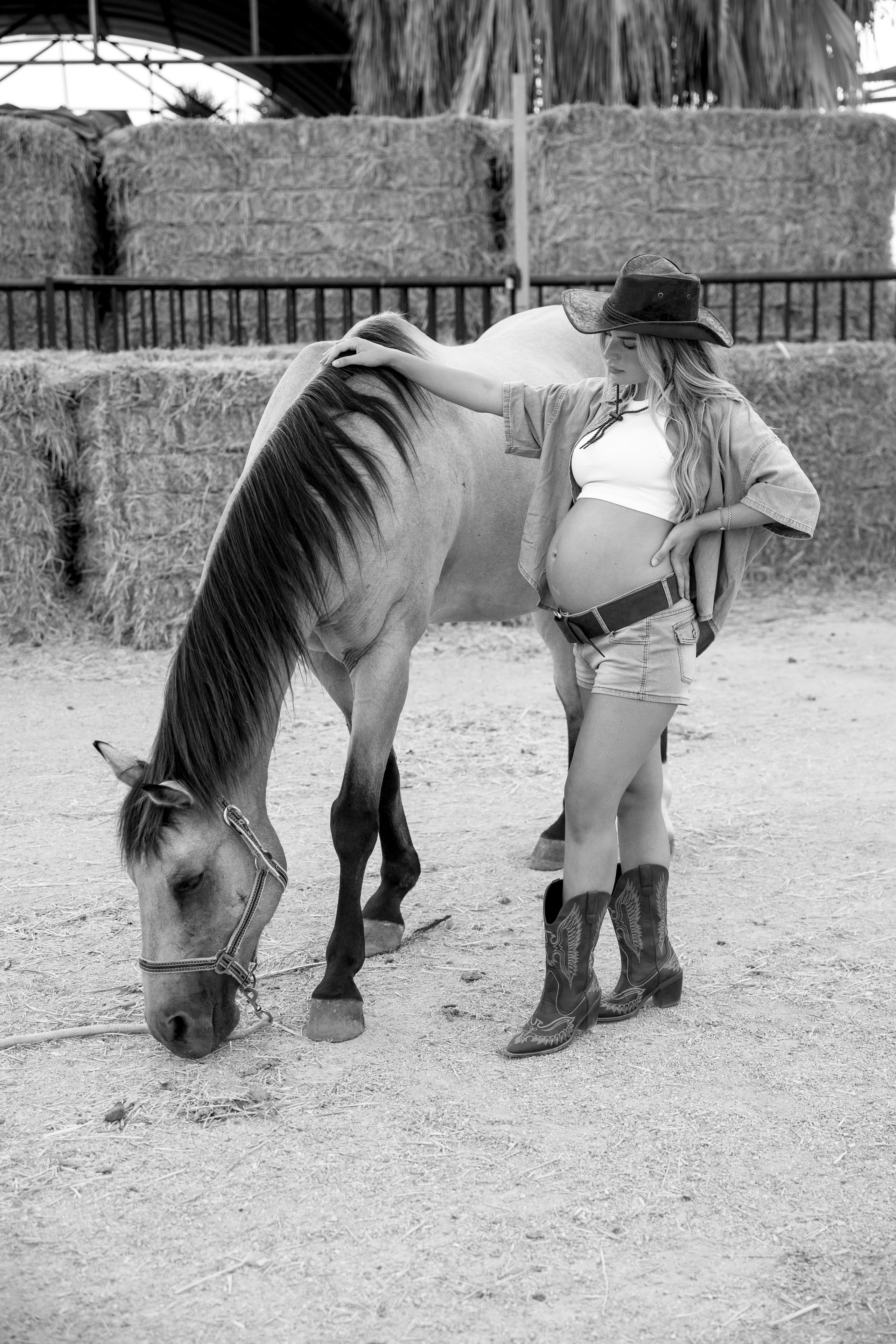Pregnancy photoshoot at the horse farm. Главная