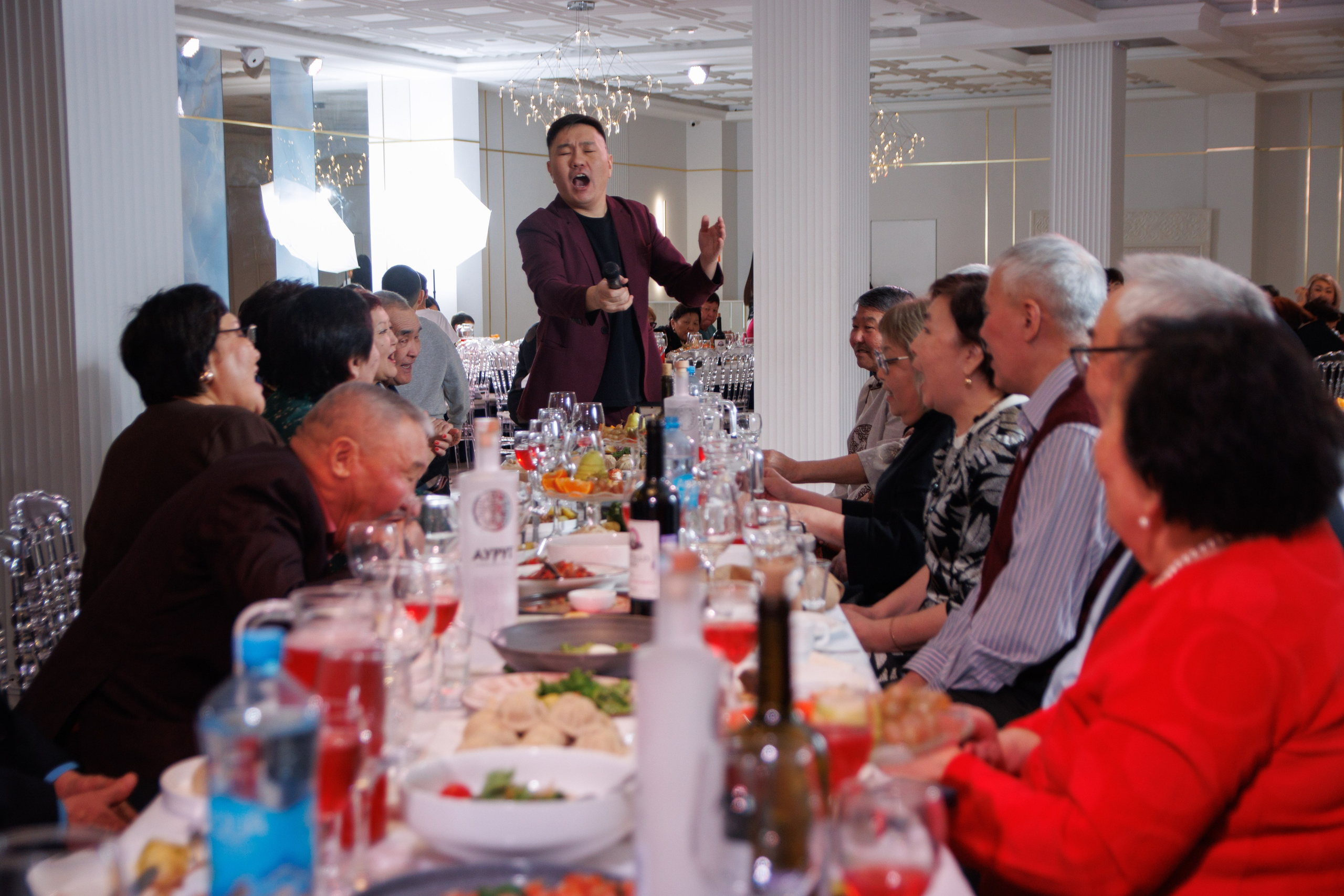 Ведущий развлекает гостей