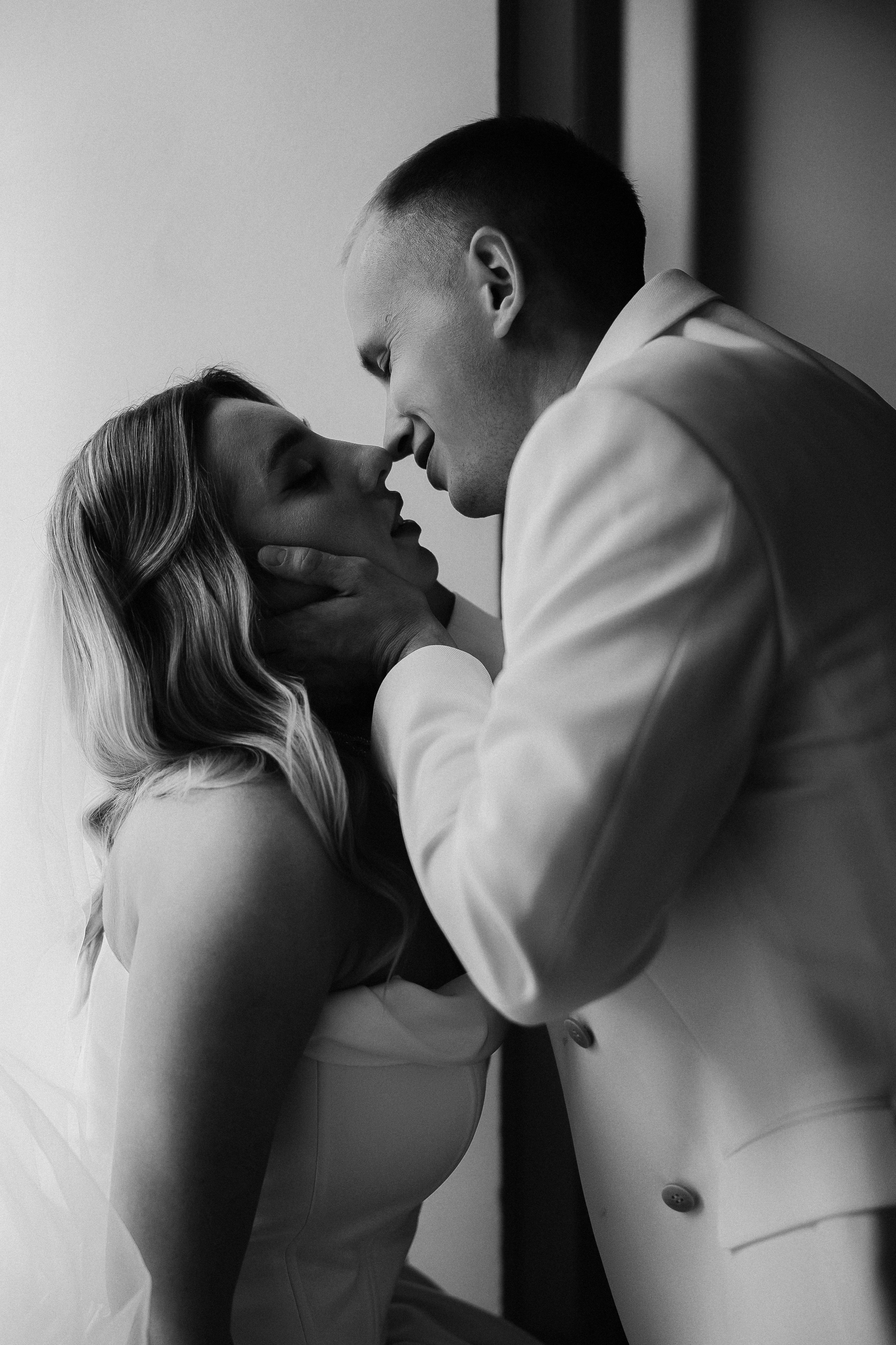 Когда я впервые увидел тебя, этот смех, ты мне напомнила по-моему сразу всех. Свадебный фотограф в Санкт-Петербурге Баженова Алина