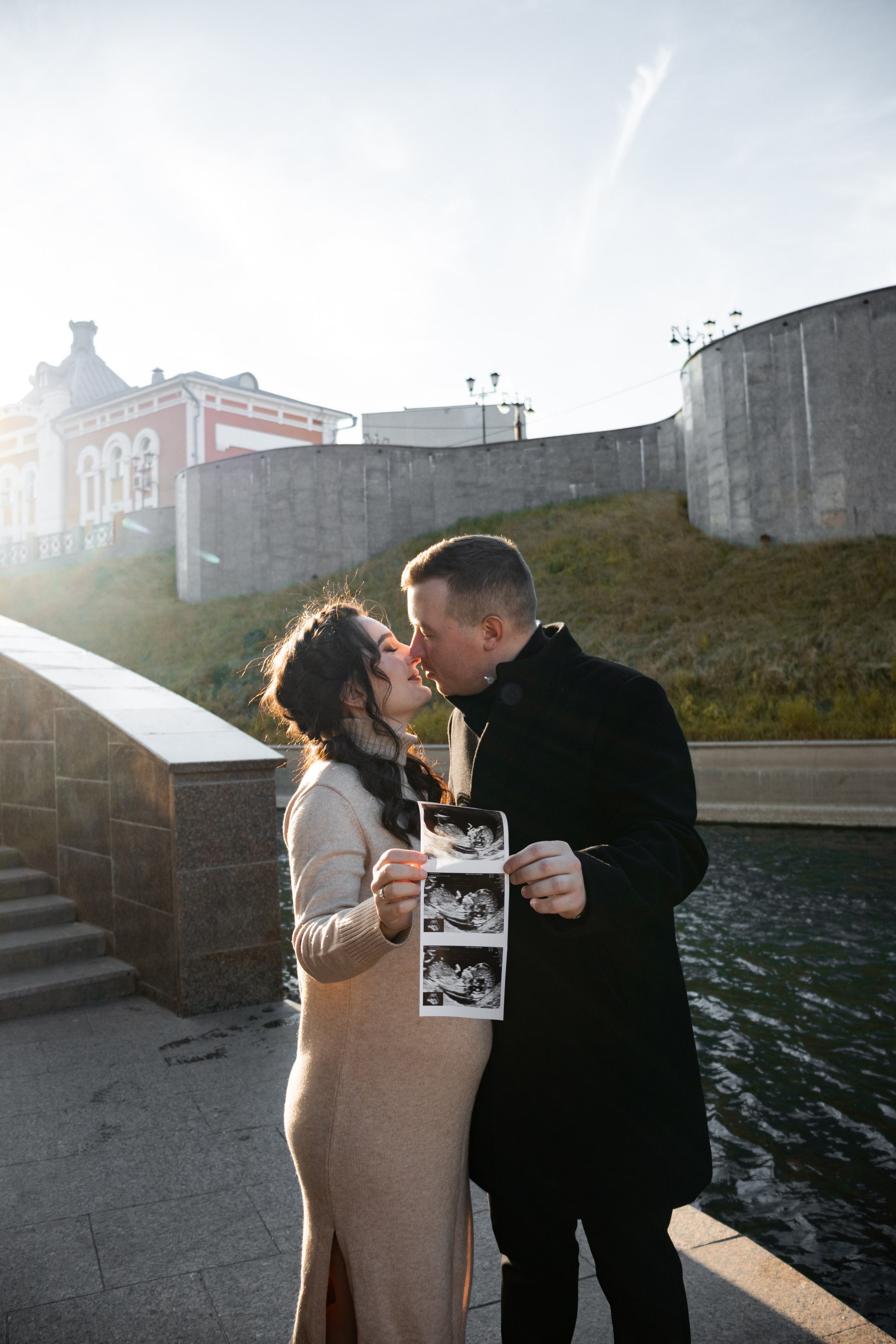 Фотосессия беременной девушки с мужем в городе Томск возле реки Ушайки