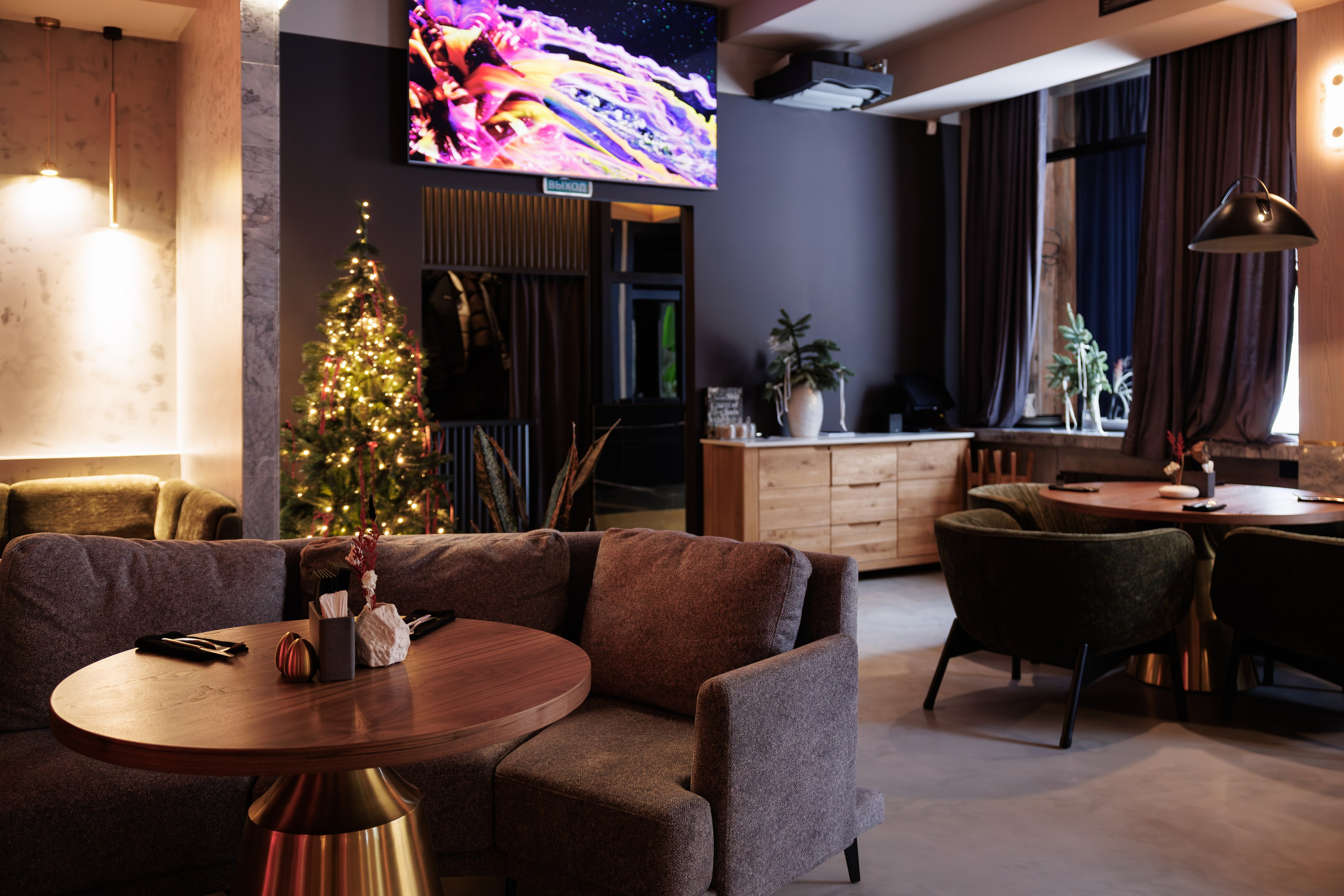 Фотограф для интерьерной съемки ресторана. Контент для бизнеса в Екатеринбурге Полдень Медиа