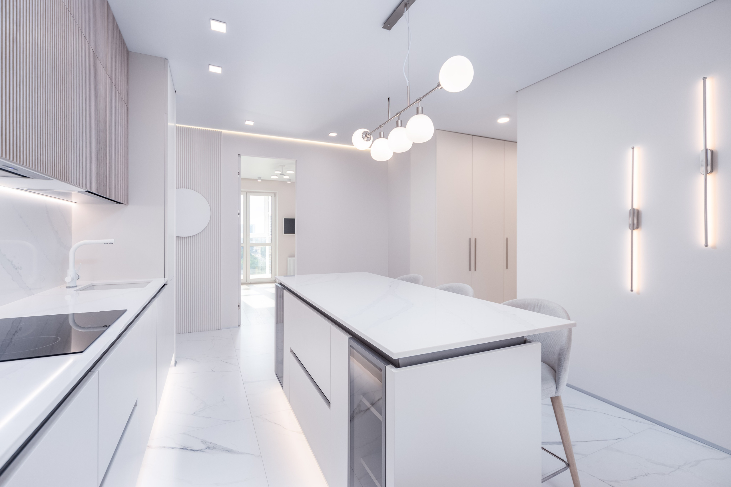 Кухонный остров и проход в детскую комнату - интерьер четырехкомнатной квартиры в Минск Мир