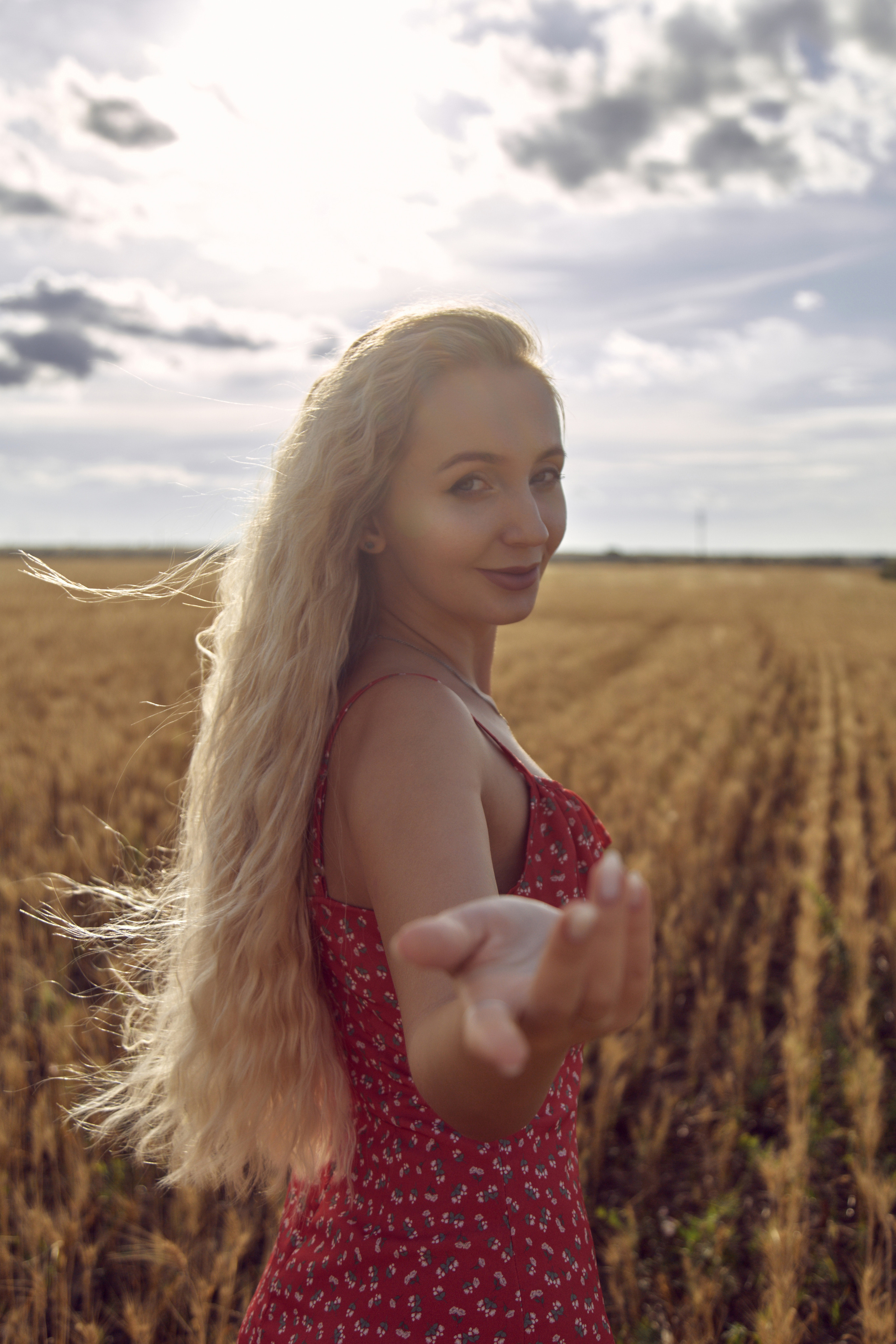 Анастасия — портреты в поле. Фотограф Челябинск — Кирилл Устюжанин