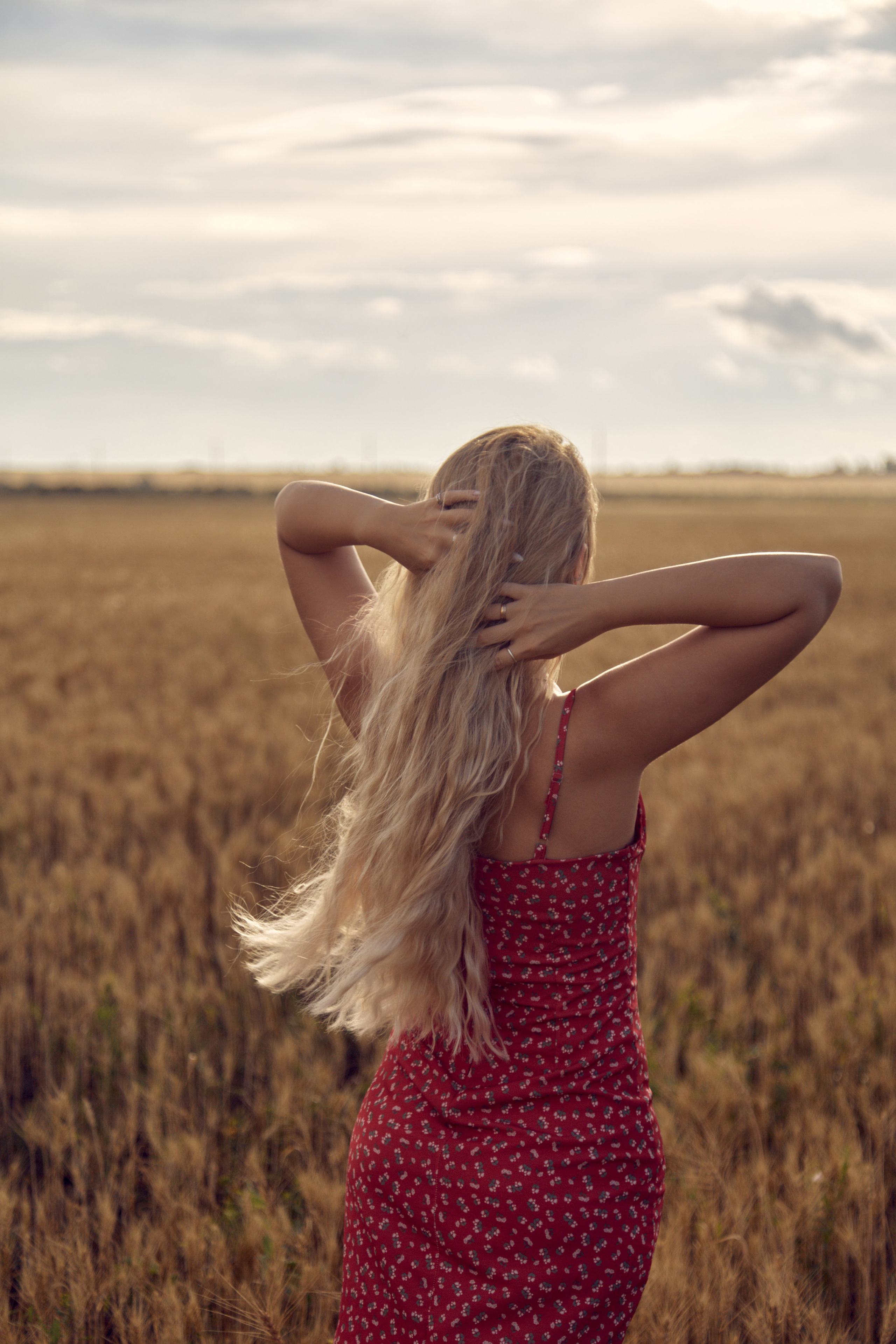 Анастасия — портреты в поле. Фотограф Челябинск — Кирилл Устюжанин