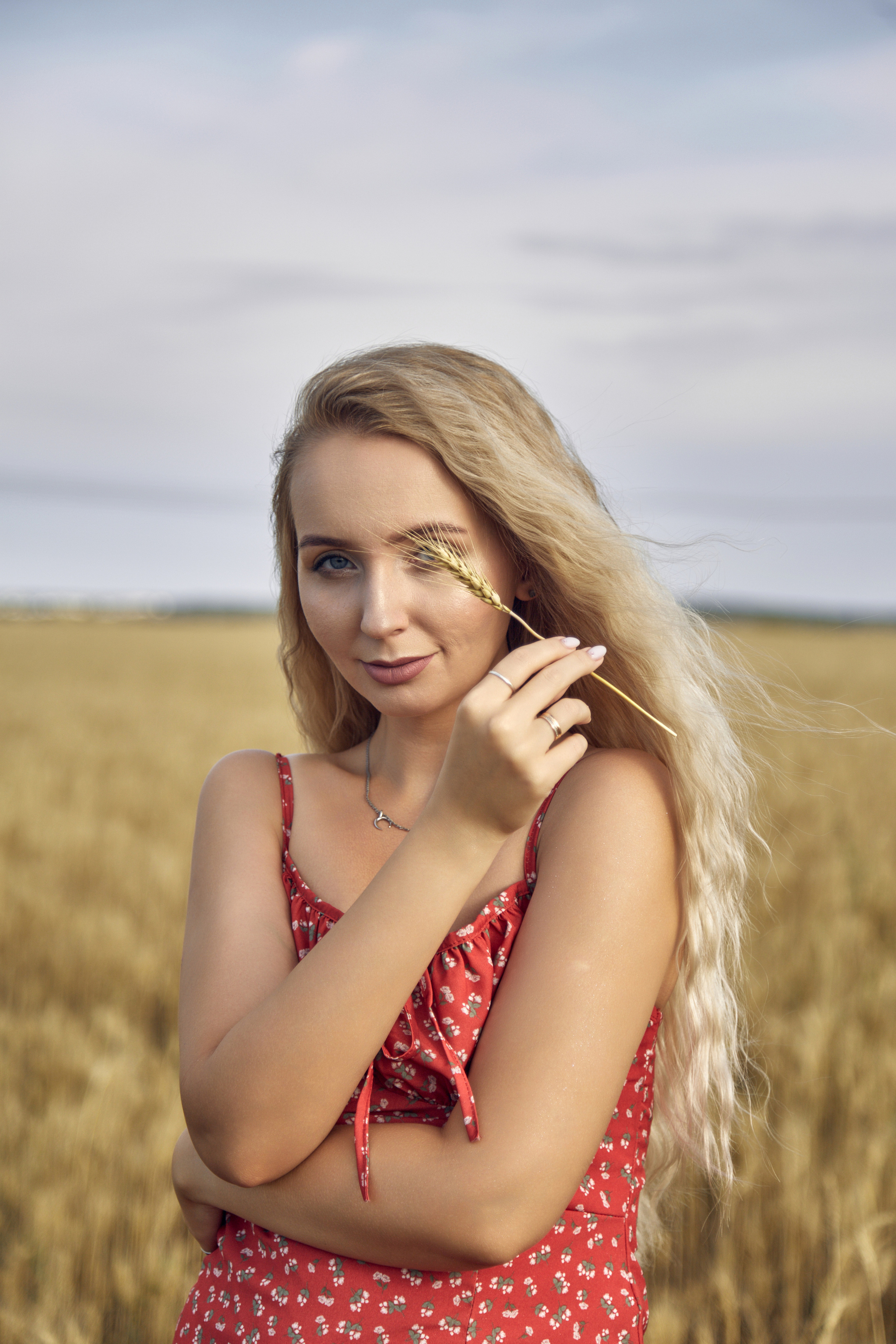 Анастасия — портреты в поле. Фотограф Челябинск — Кирилл Устюжанин