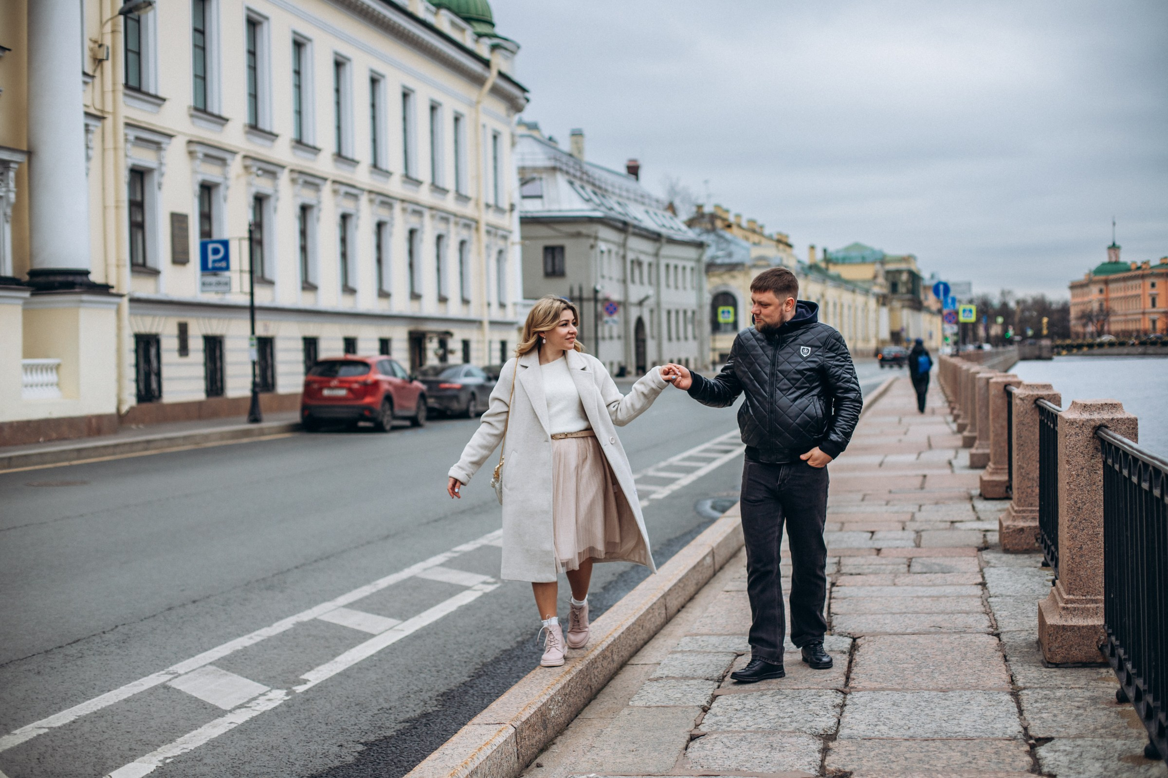 Максим и Юлия в апреле. Фотопрогулка в Петербурге. Индивидуальный и семейный фотограф в Санкт-Петербурге