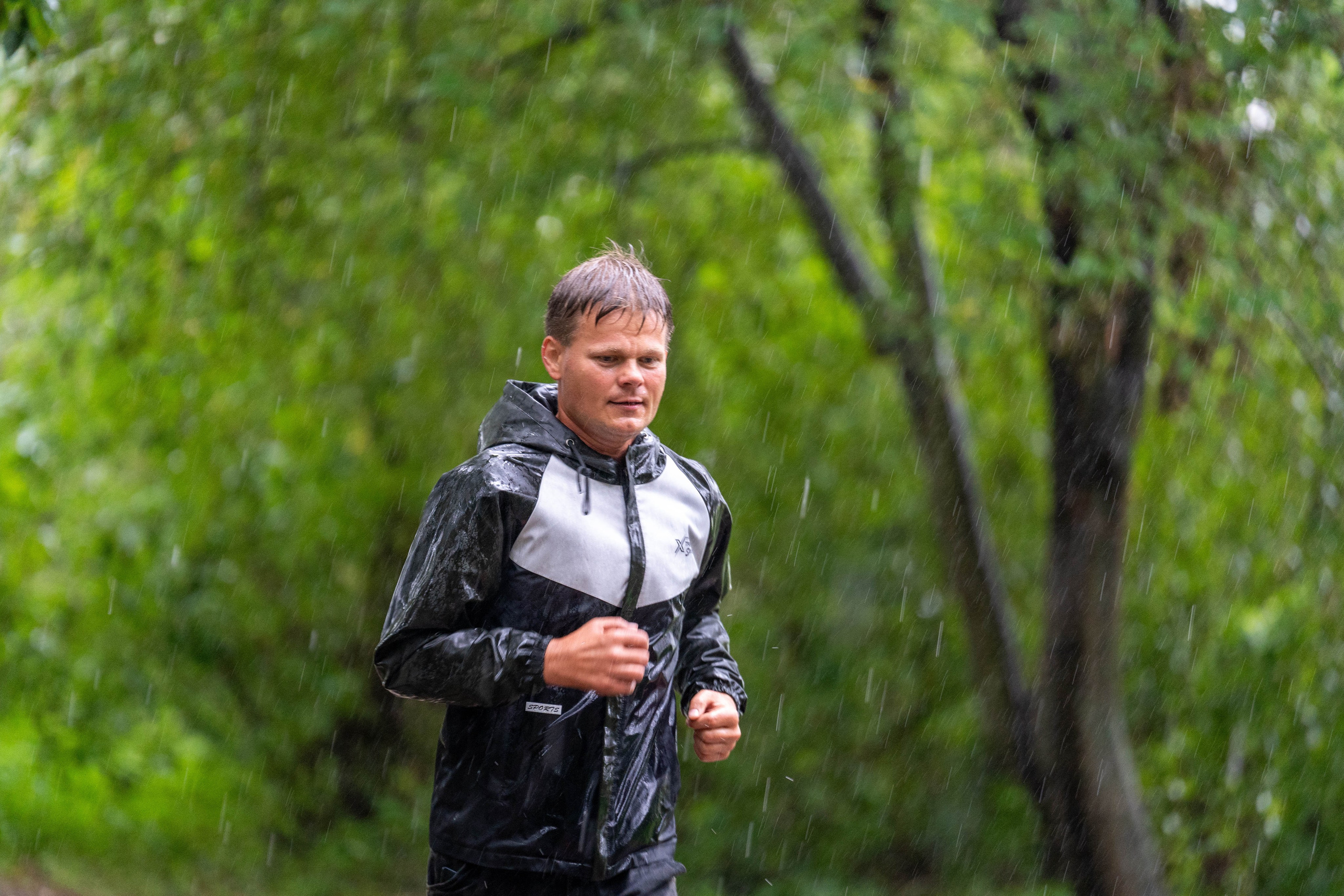 Бегун на пробежке «5 вёрст» под дождём, спортивный фотограф Санкт-Петербург