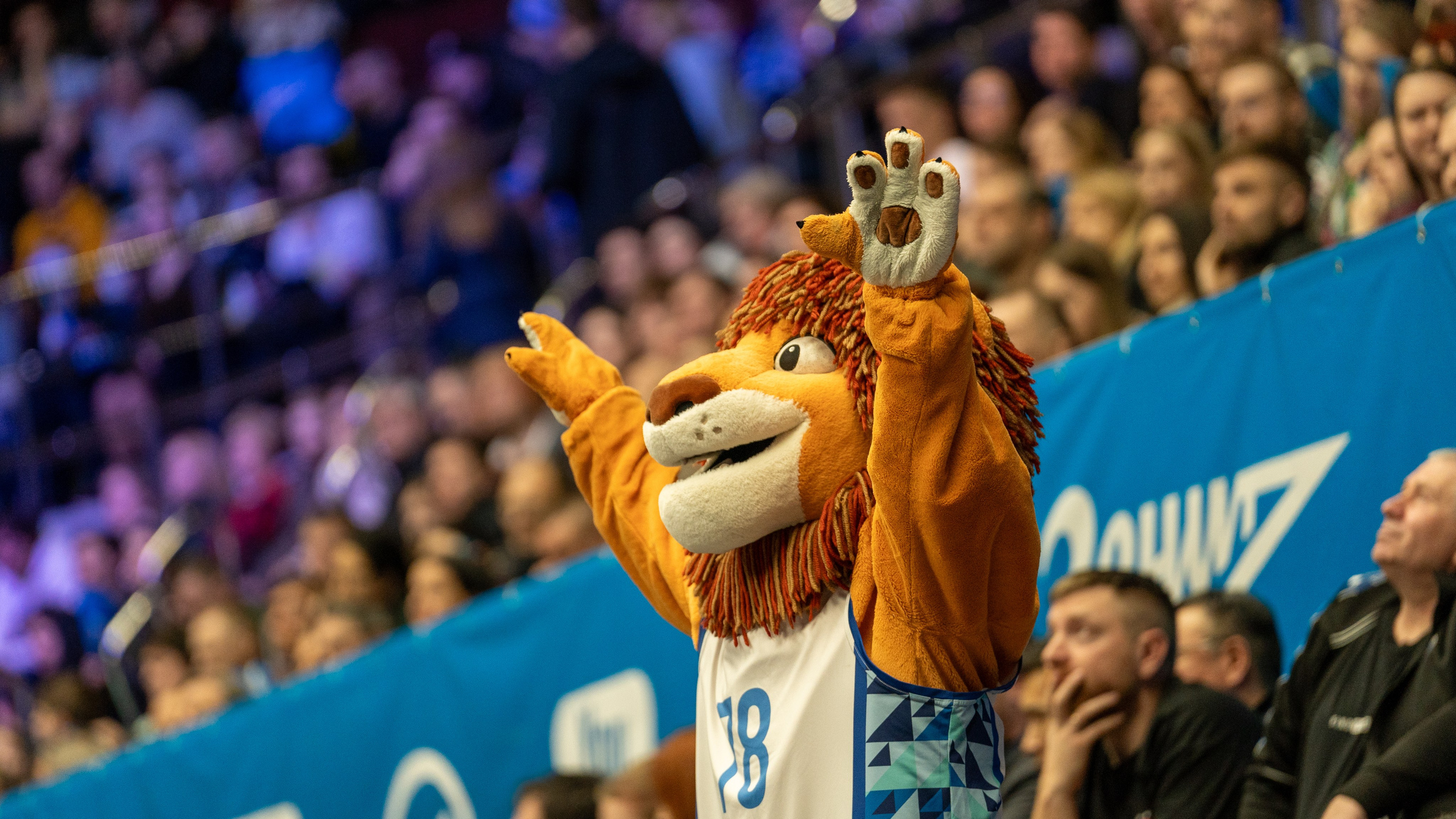 Талисман «Зенита» поднимает трибуны — яркий момент спортивной фотосъёмки на матче в Санкт-Петербурге, эмоции и поддержка, репортаж СПб.