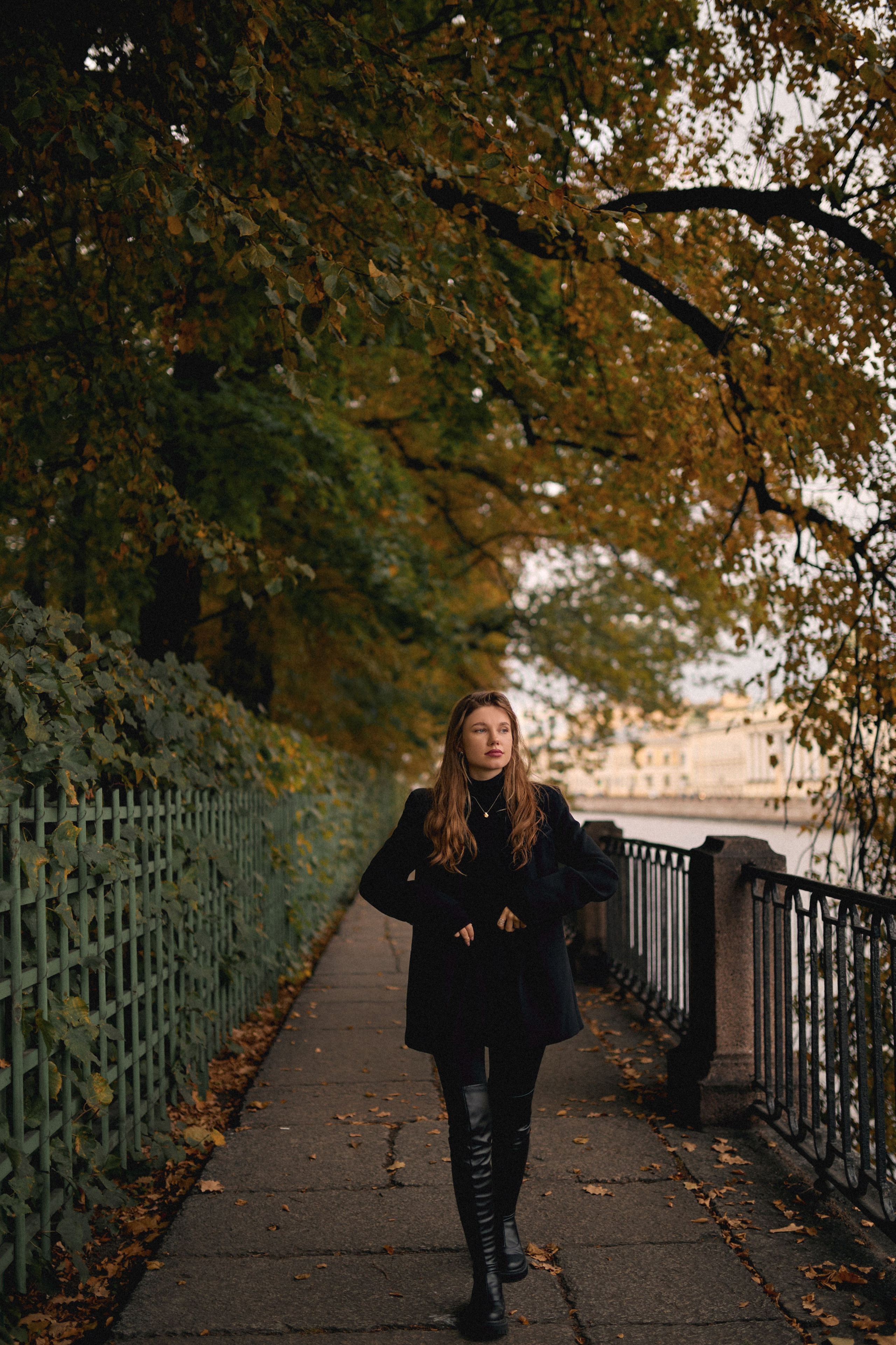 Профессиональная прогулочная фотосессия в Питере. Сестры Карабаза. Фотографы и ретушеры в Москве и Санкт-Петербурге