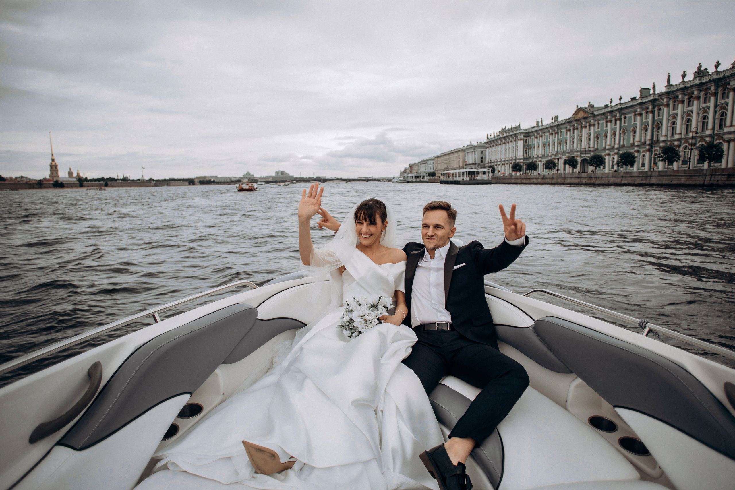Свадьба на катере. Свадебный фотограф в Санкт-Петербурге Вика Стукачева
