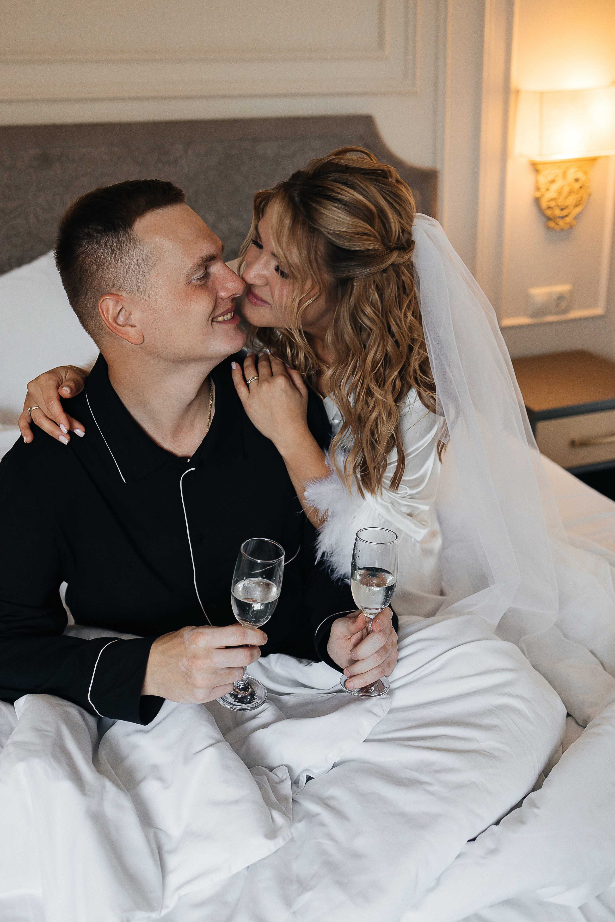 Трогательная выездная церемония в уютном дворике отеля. Олег Сверчков | Свадебный фотограф Вологда