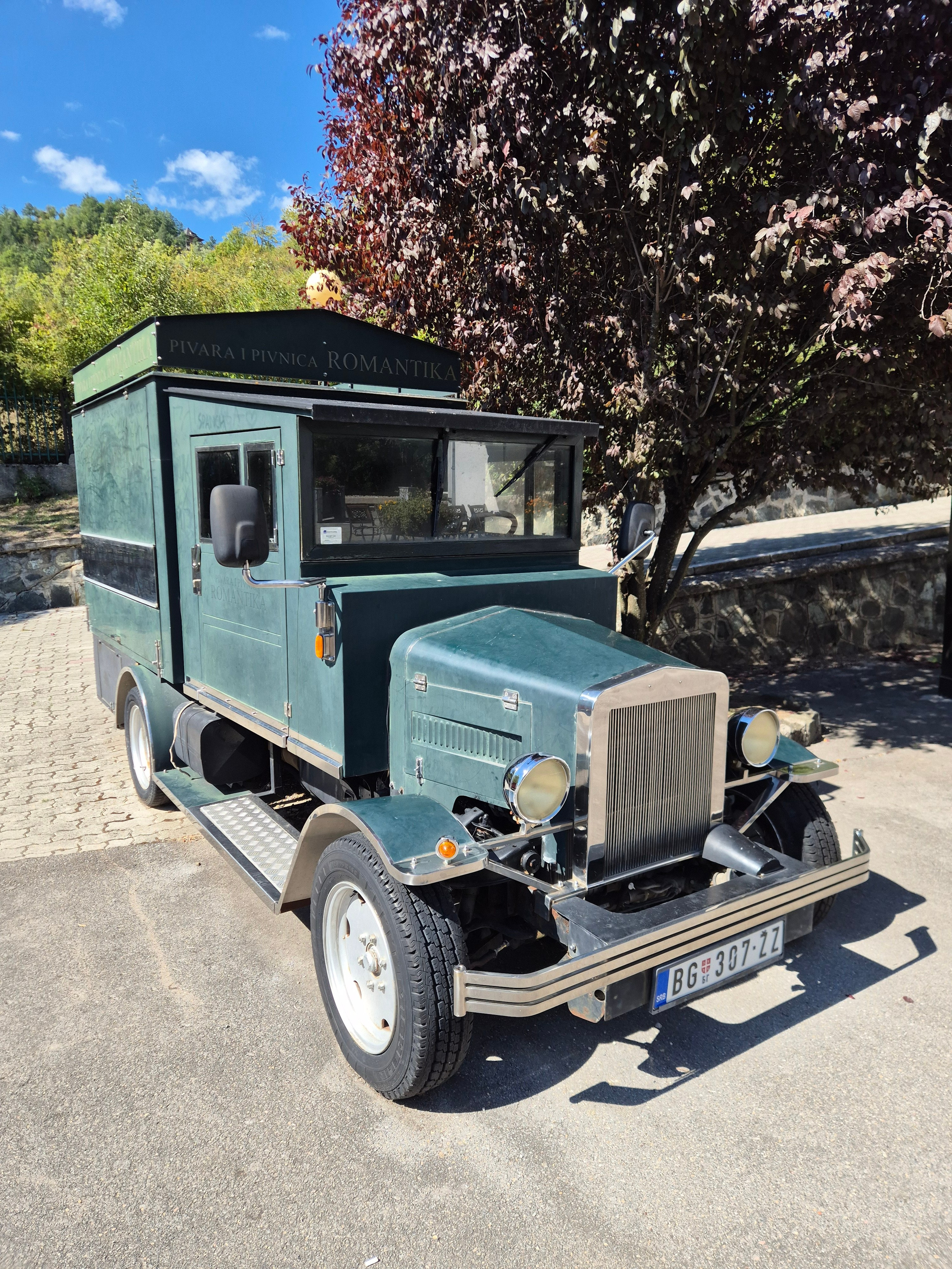 Первый поезд прошёл по ней в 1925 году, а в 1974 г железную дорогу закрыли из-за нерентабельности