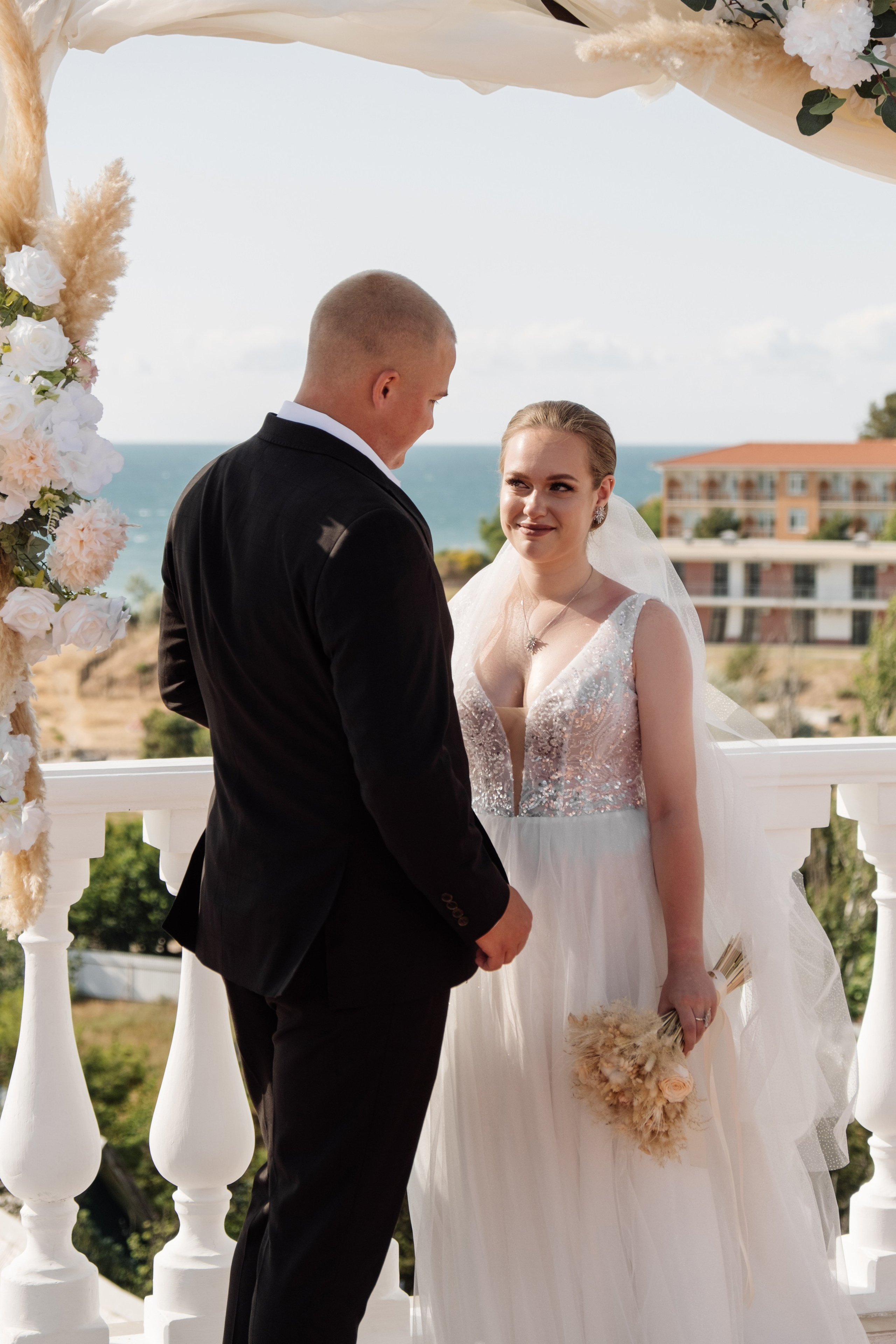 Свадебный ретопртаж. Профессиональная фотосъемка в Крыму. Натуральные эмоции и живые кадры. Забронируйте дату прямо сейчас!