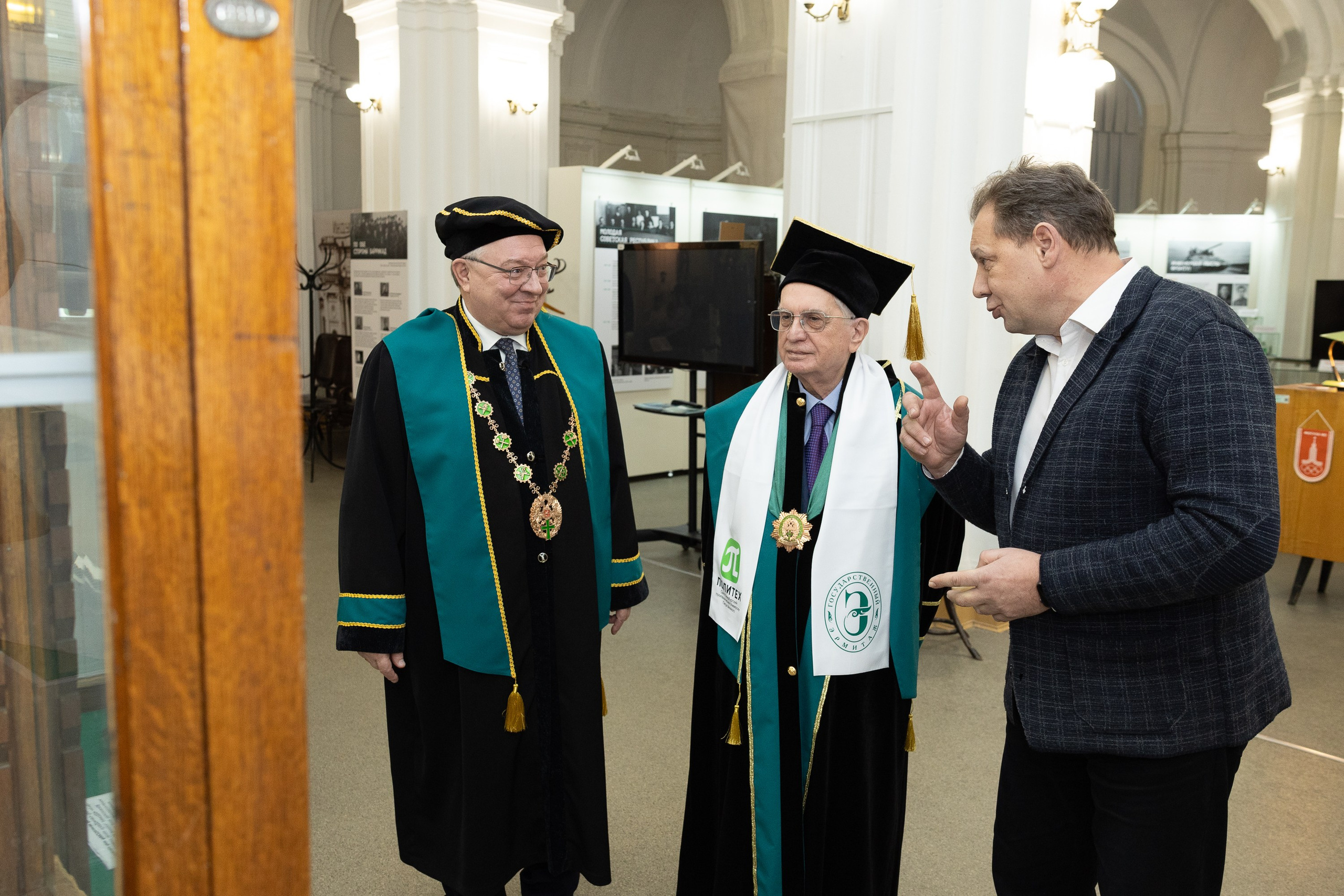 Вручения Мантия Почётного доктора директору Эрмитажа Михаилу Пиотровскому. Cup of Bib