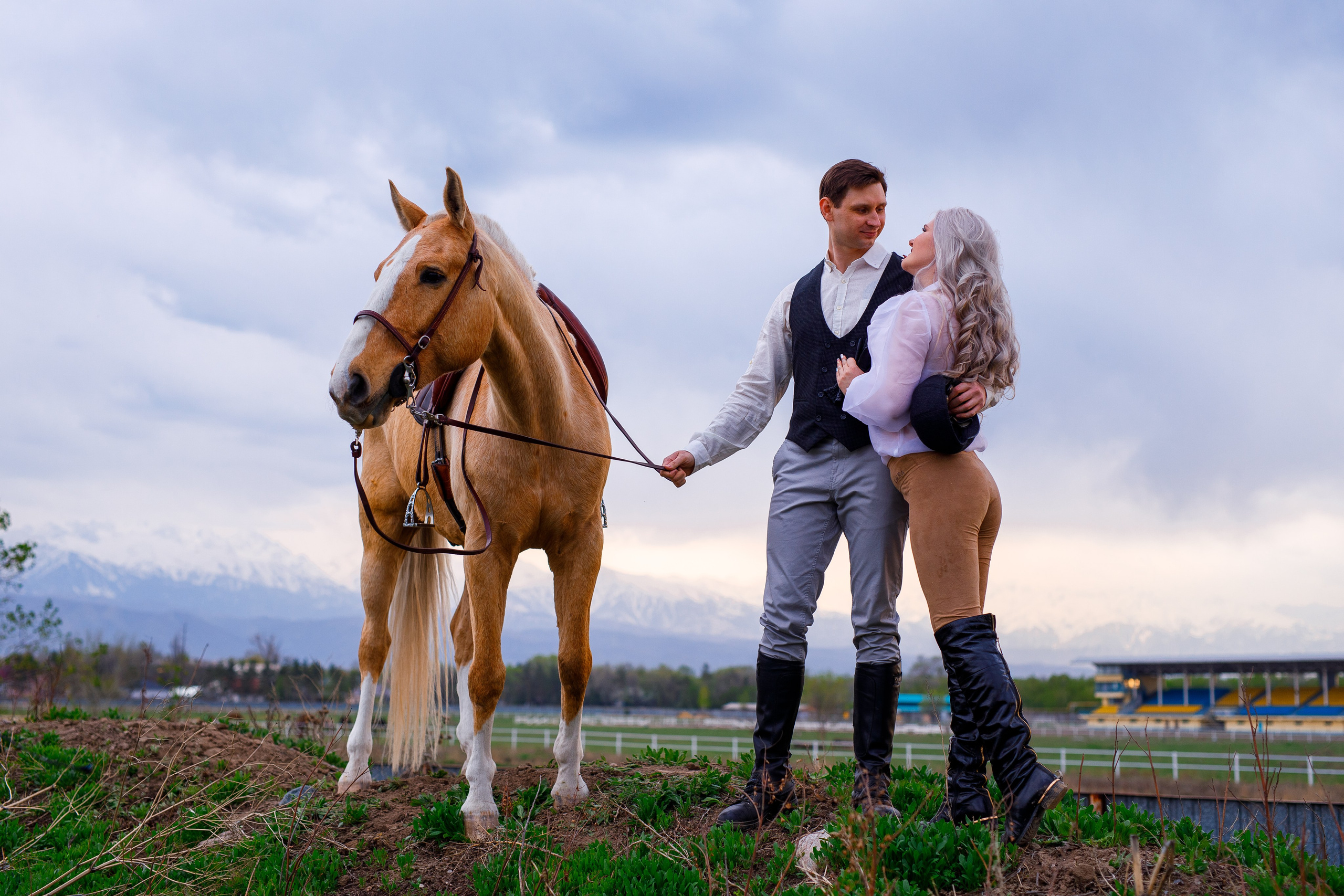 LoveStory с лошадью в Алматы. Свадебный и семейный фотограф в Алматы Алексей Балышев