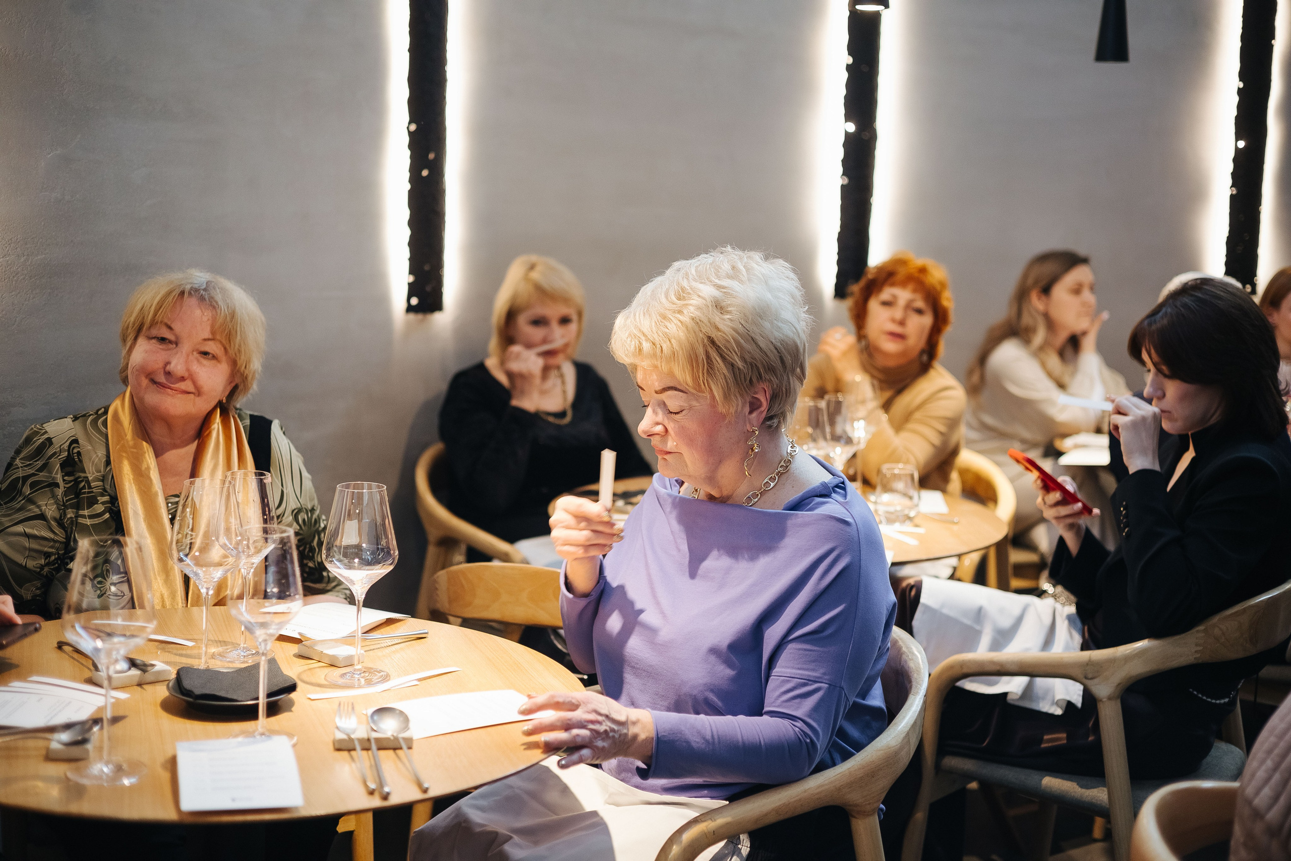 Презентация открытия магазина женской одежды GLVR в ресторане Fresco. Фотограф в Красноярске Надежда Воскресенская