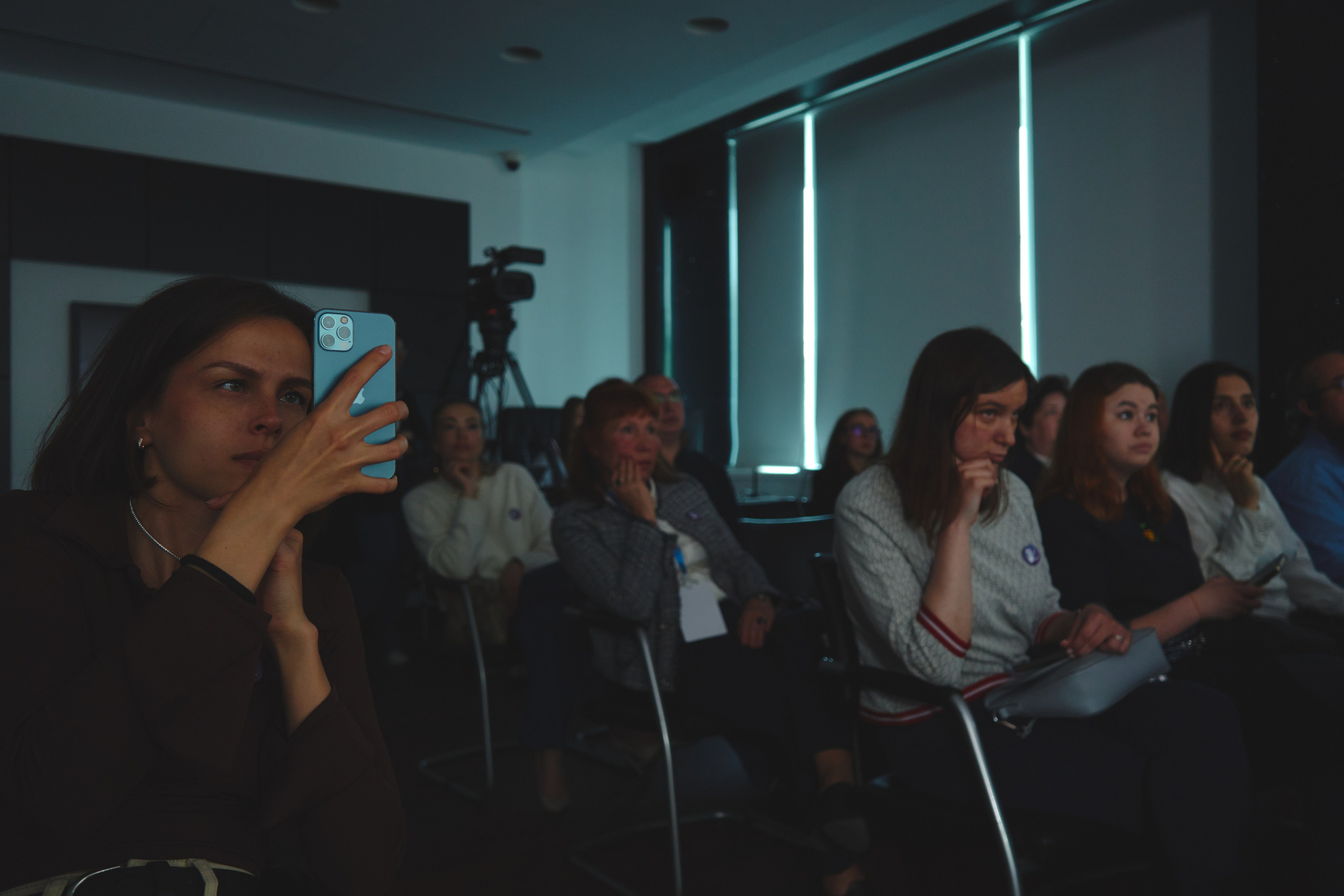 Зрители фотографируют выступление на культурном мероприятии