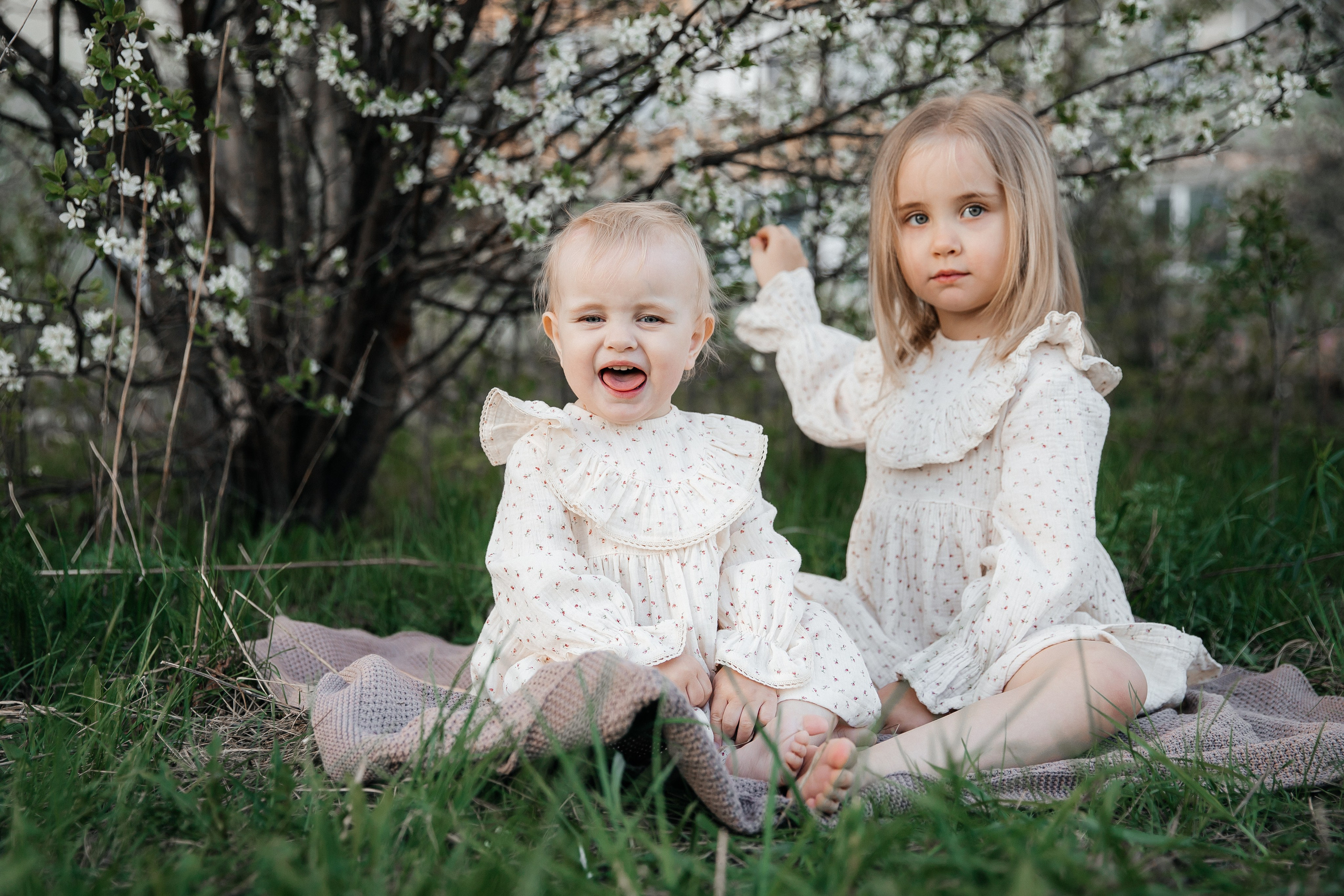 Катя и Маша в вишне. Семейный фотограф документалист в Пензе Лопатинская Татья